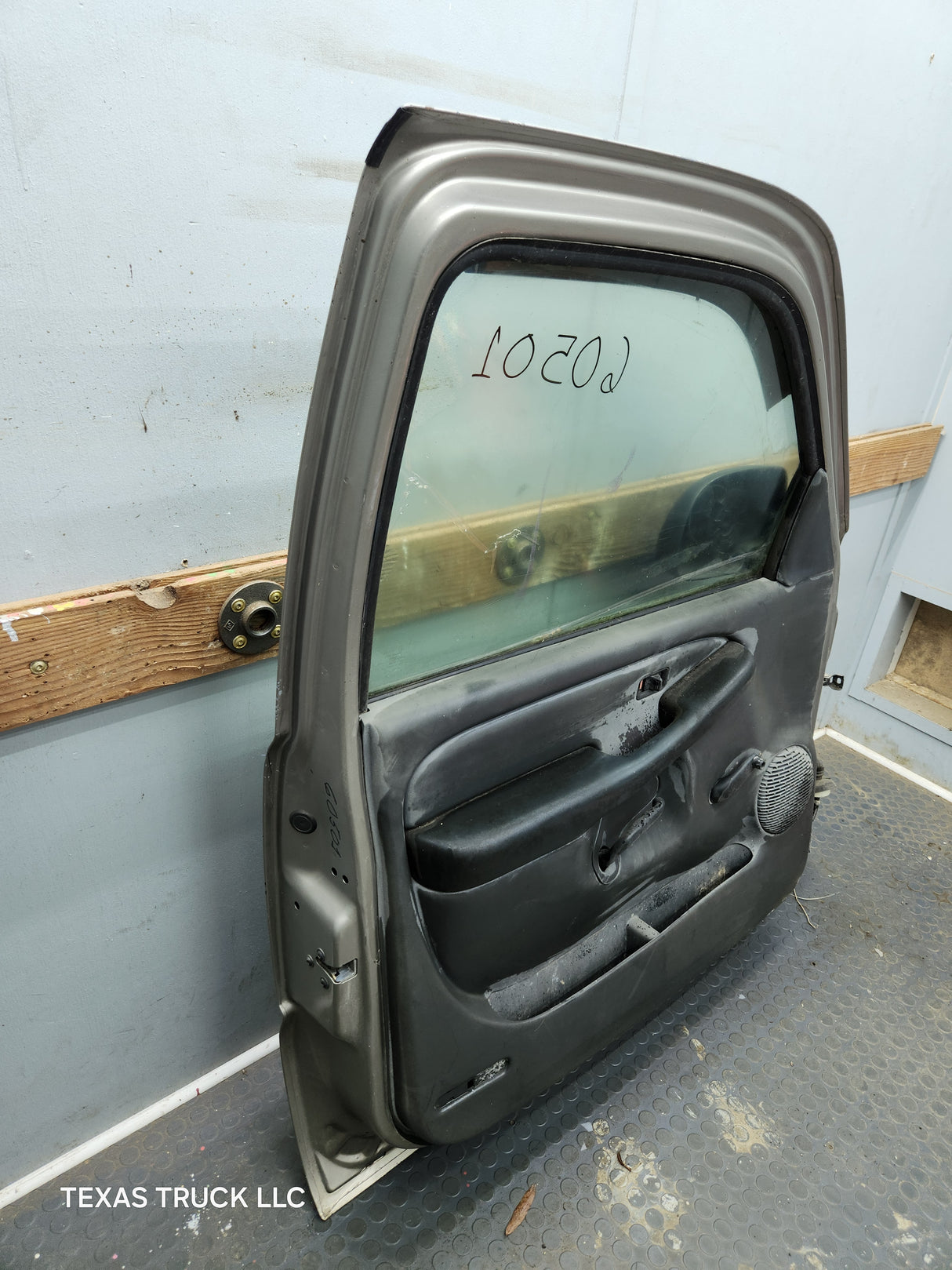 1999-2006 Chevrolet Silverado / GMC Sierra 1500 2500 3500 HD LH Front Driver Side Door