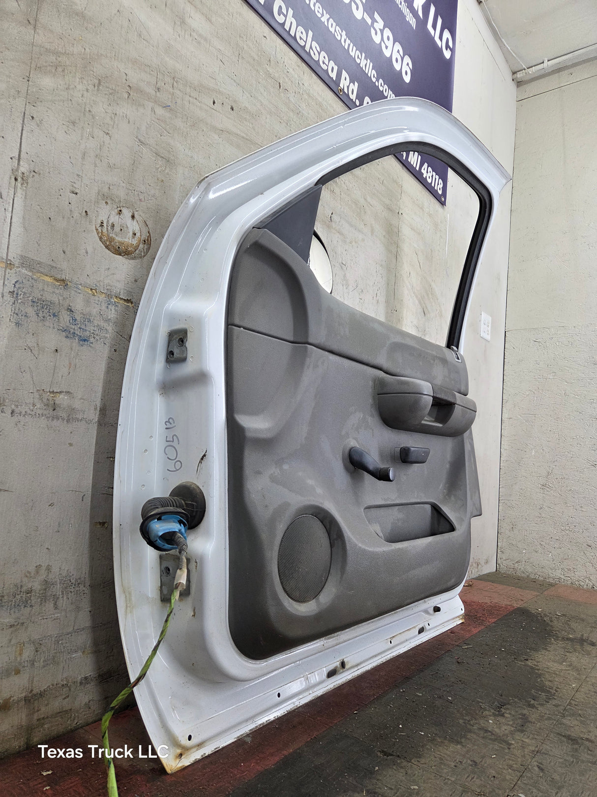 2007-2013 Chevrolet Silverado / GMC Sierra 1500 2500 3500 HD RH Front Passenger Side Door