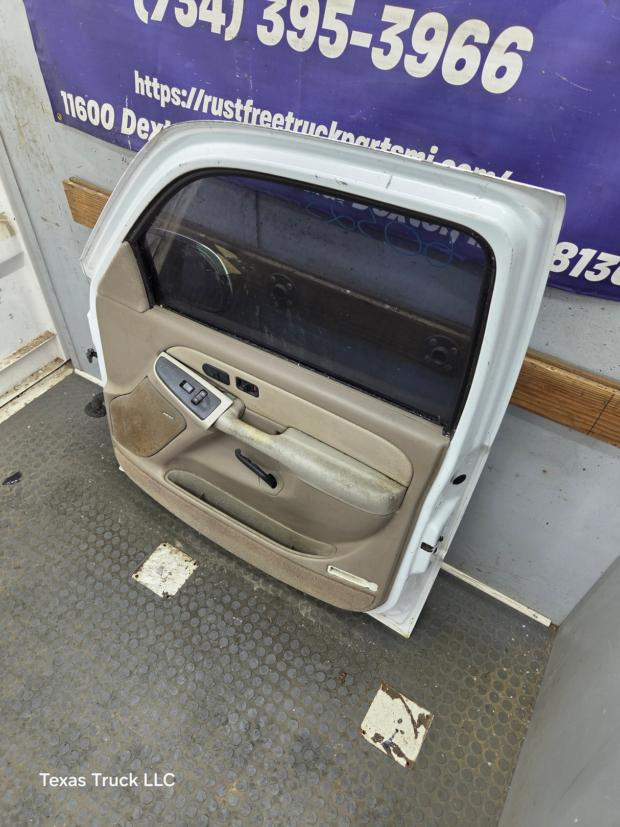 1999-2006 Chevrolet Silverado / GMC Sierra 1500 2500 3500 HD Front Passenger side Door RH