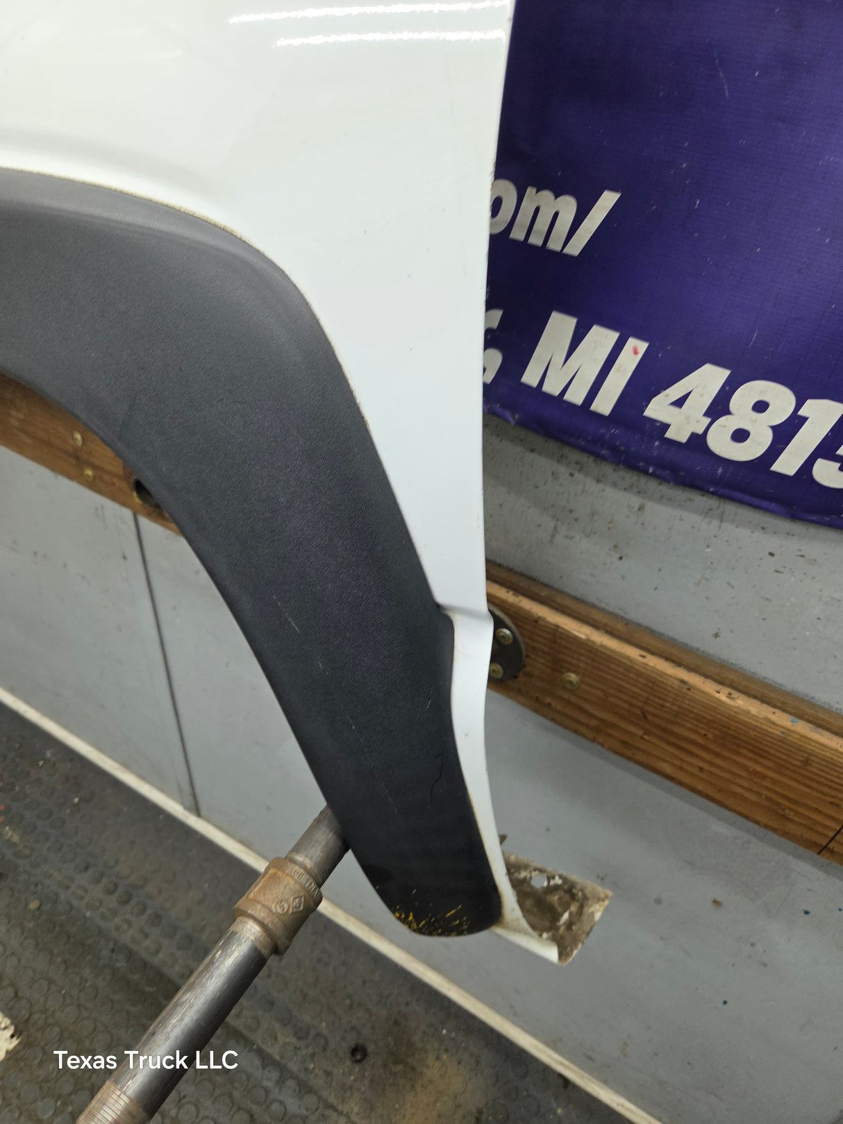 2003-2007 Chevrolet Silverado / Tahoe / Suburban 1500 2500 3500 HD LH Driver Side "Cateye" Front Fender - Summit White