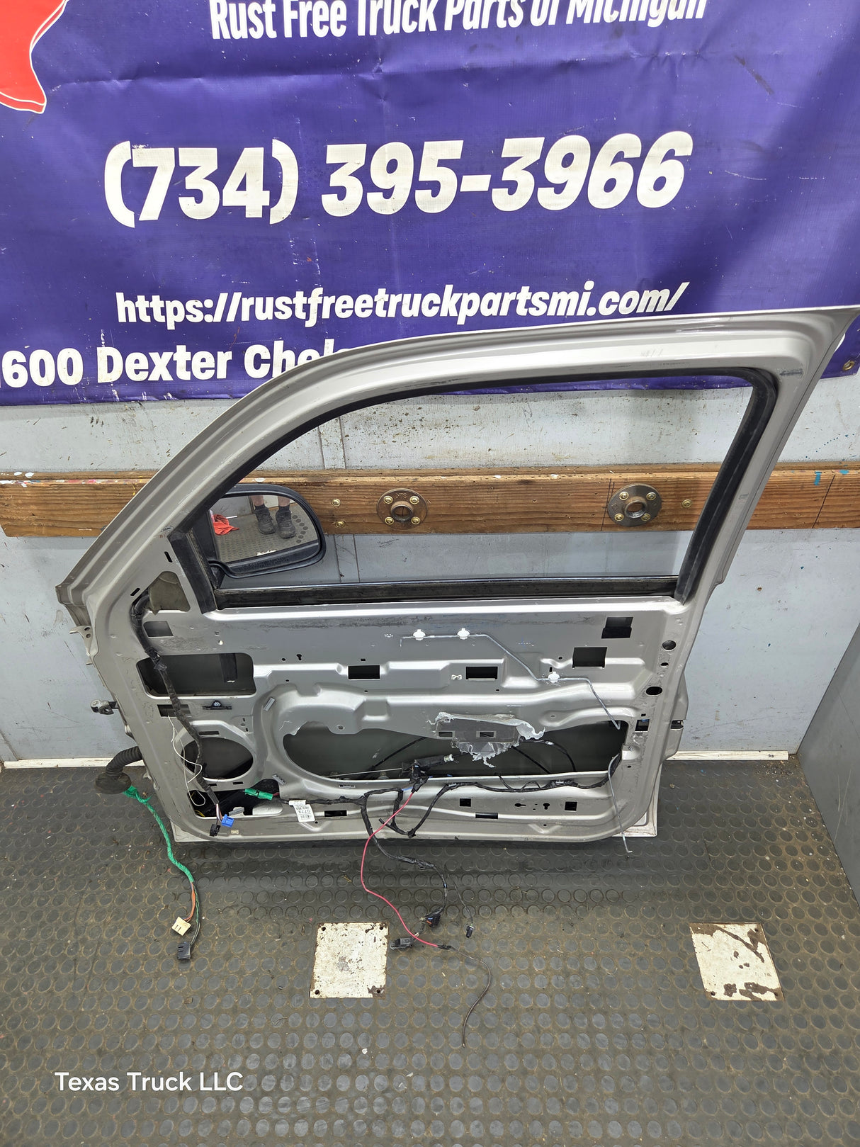 1999-2006 Chevrolet Silverado / GMC Sierra 1500 2500 3500 HD Front Passenger side Door RH