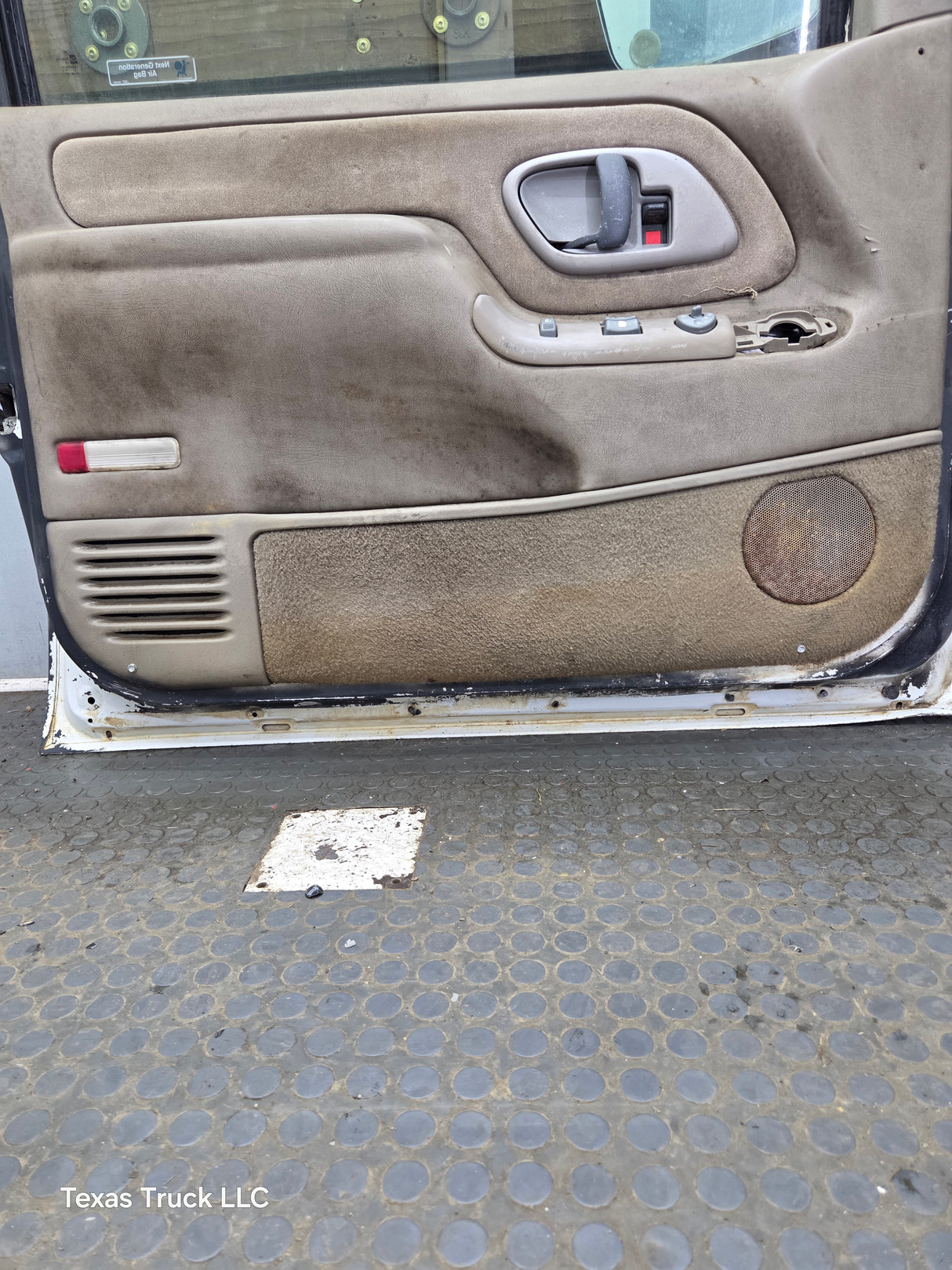1988-2000 Chevrolet Silverado Suburban GMC Sierra LH Front Driver Side Door