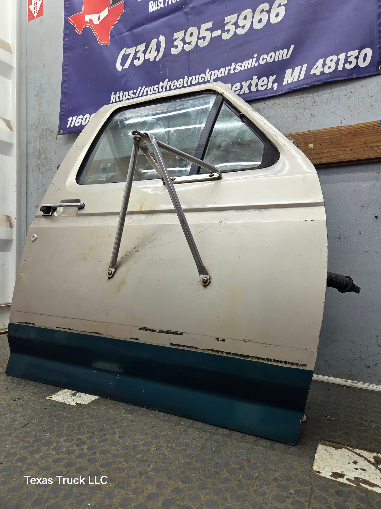 1980-1986 Ford F Series F250 F350 F450 F550 Passenger Side Front Door RH