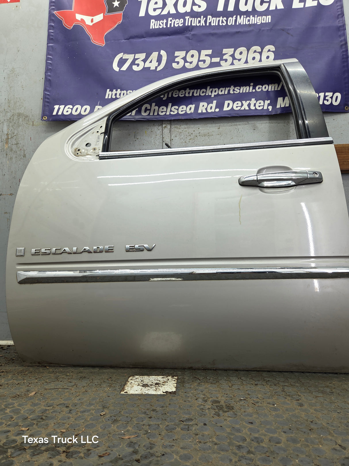 2007-2011 Cadillac Escalade LH Front Driver Side Door