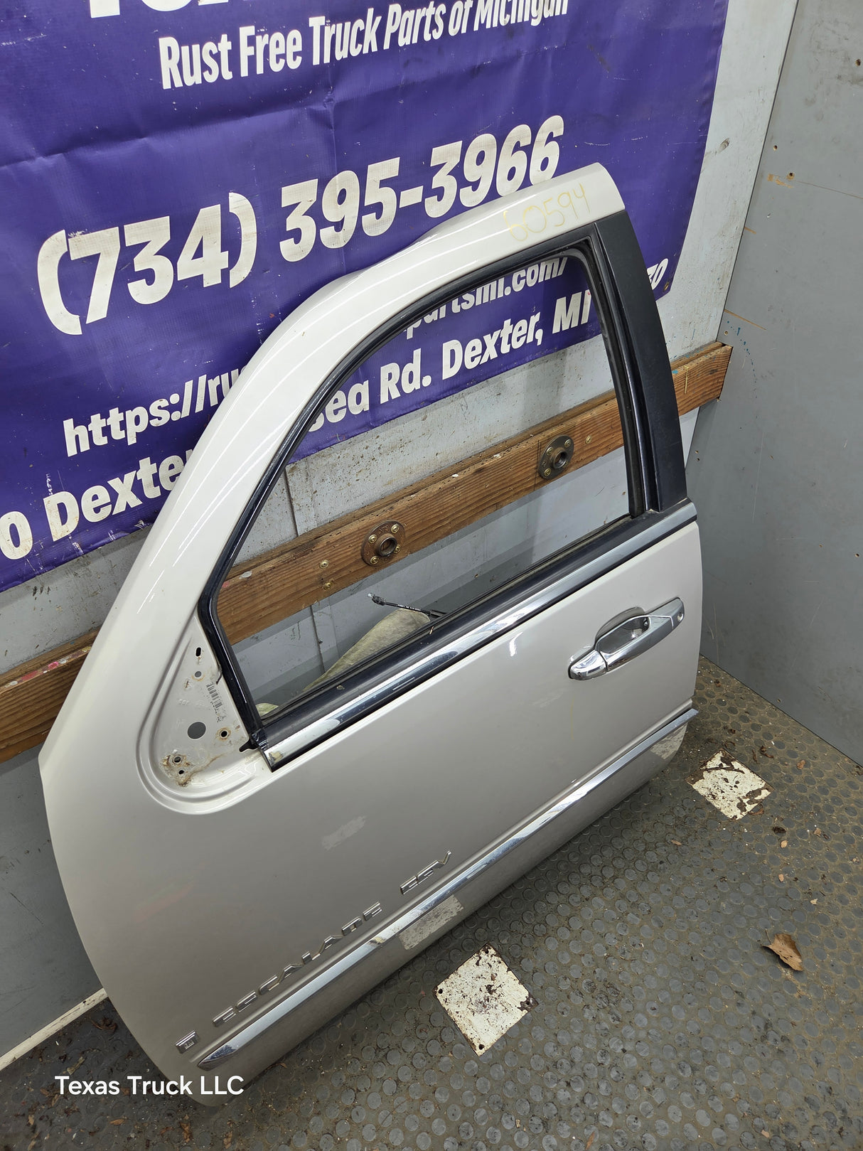 2007-2011 Cadillac Escalade LH Front Driver Side Door