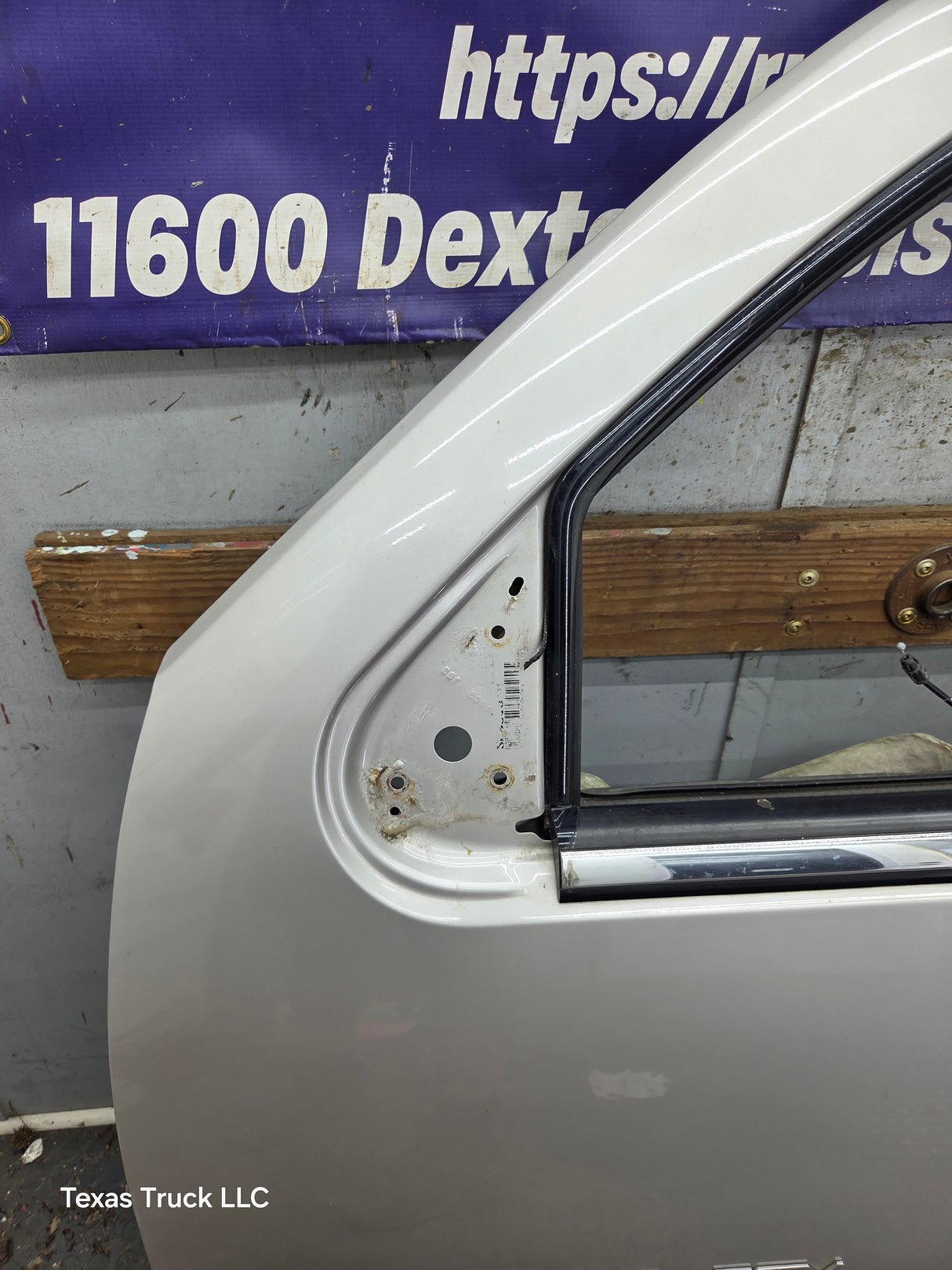 2007-2011 Cadillac Escalade LH Front Driver Side Door