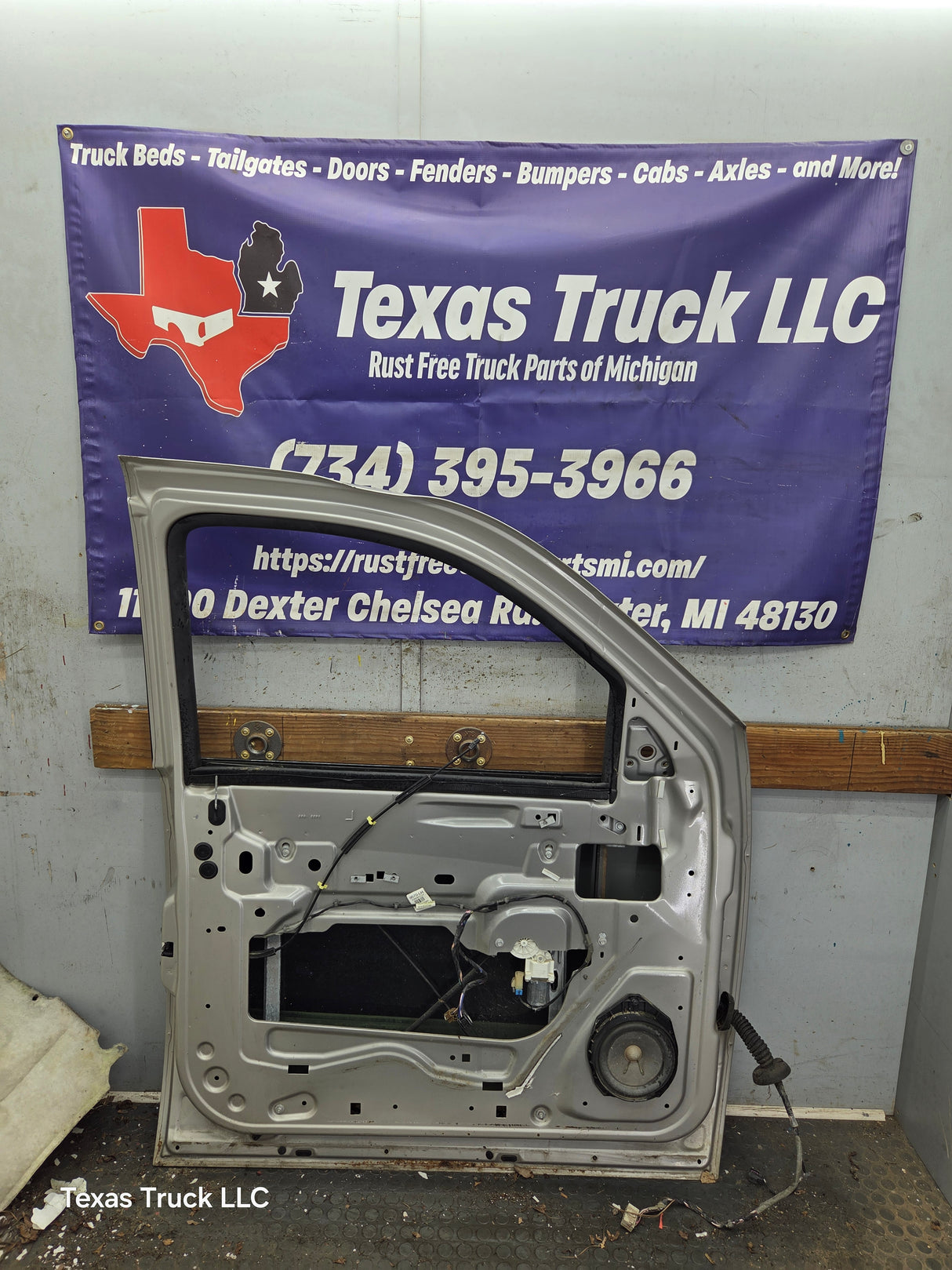 2007-2011 Cadillac Escalade LH Front Driver Side Door