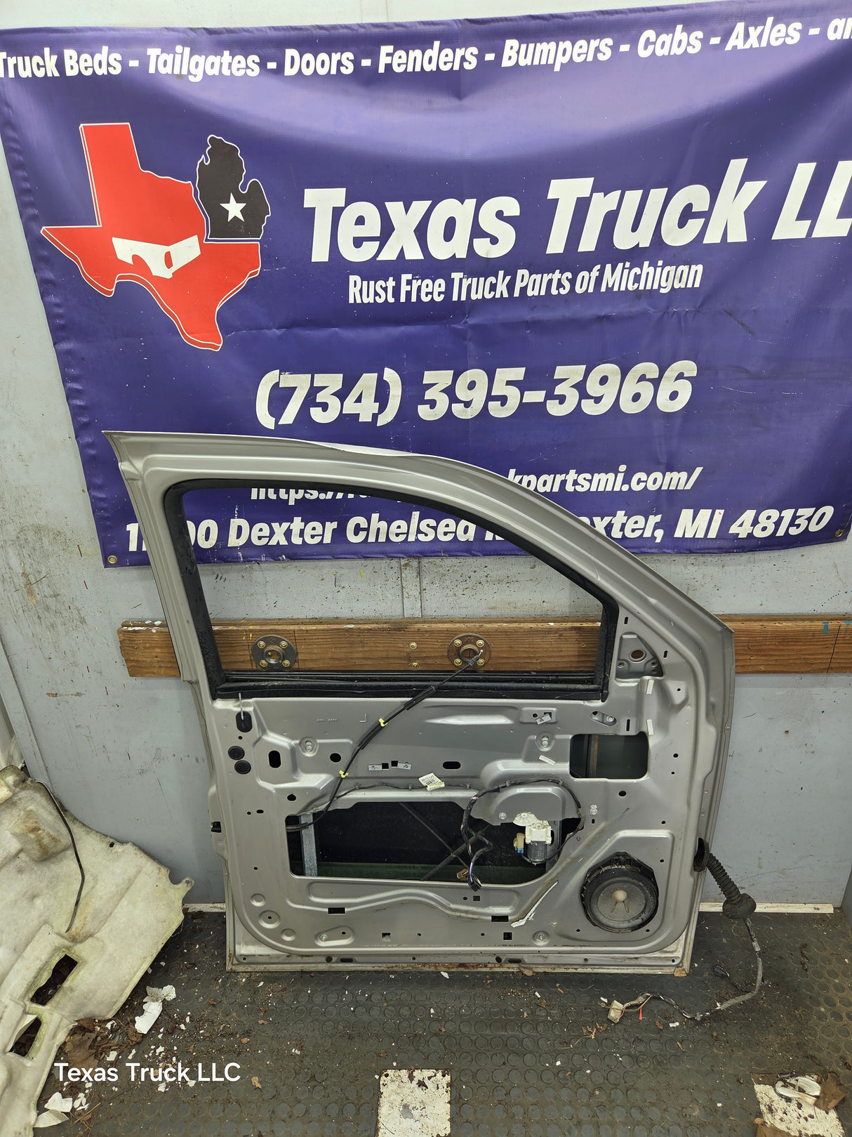 2007-2011 Cadillac Escalade LH Front Driver Side Door