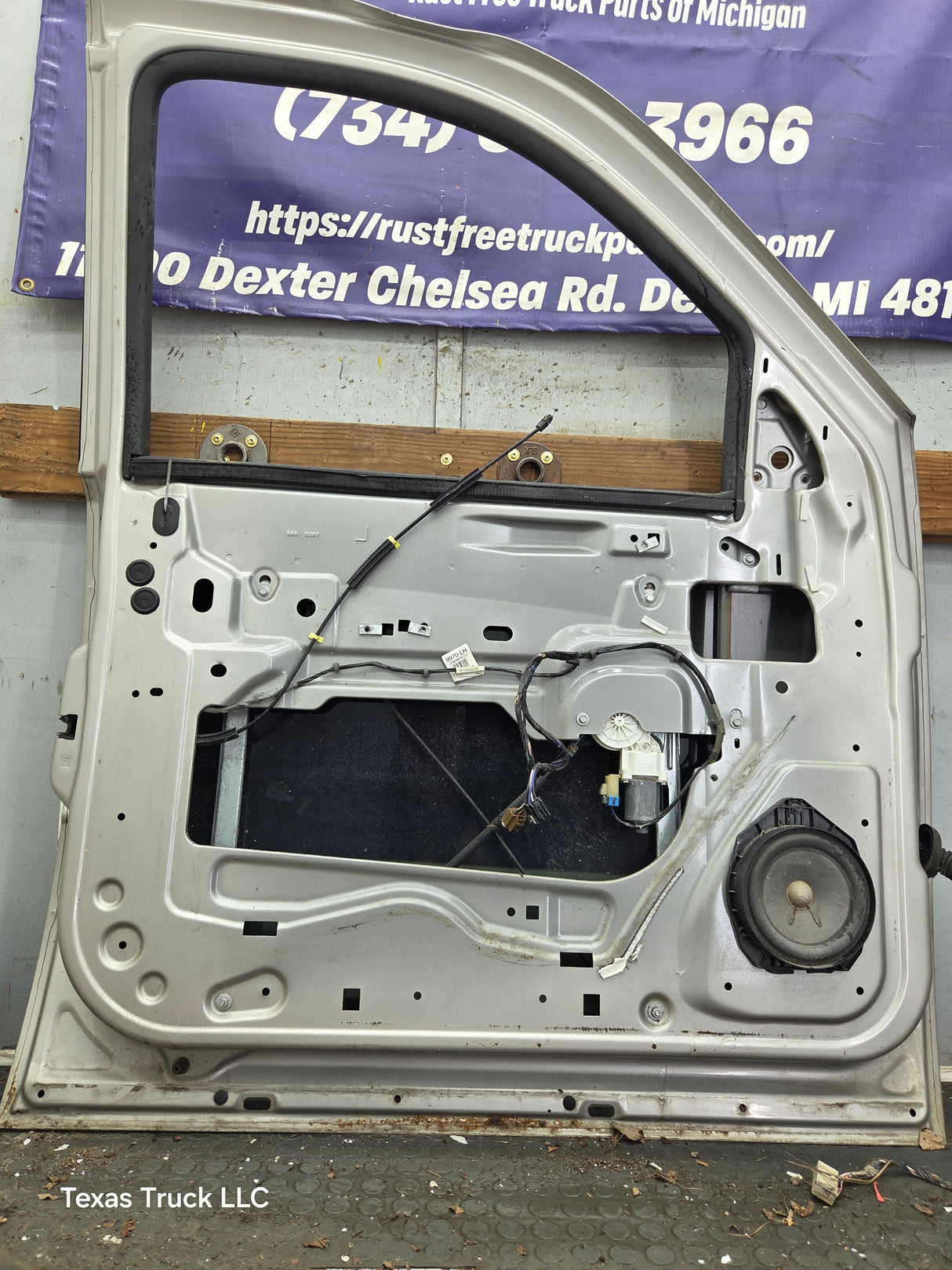 2007-2011 Cadillac Escalade LH Front Driver Side Door
