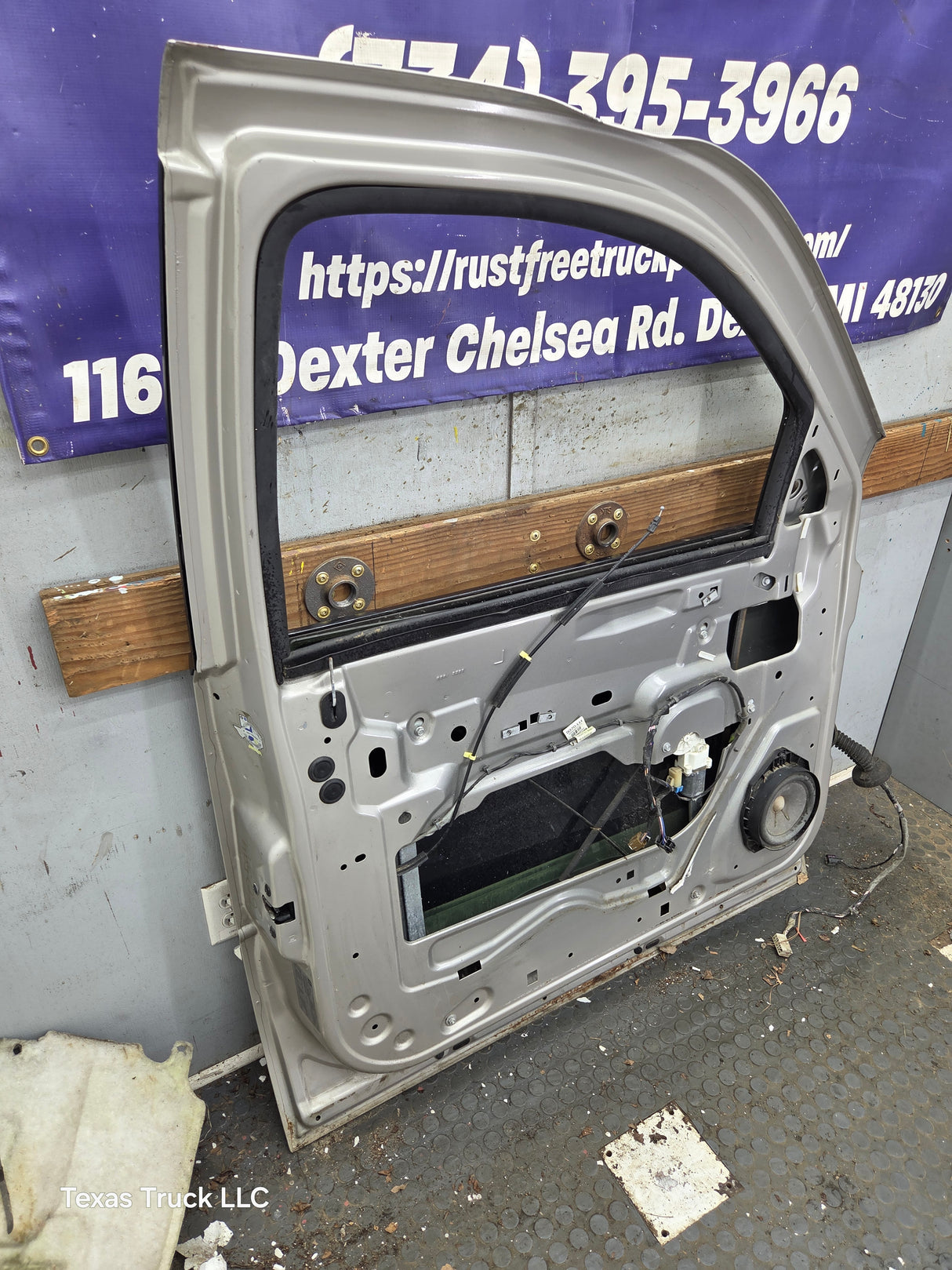 2007-2011 Cadillac Escalade LH Front Driver Side Door