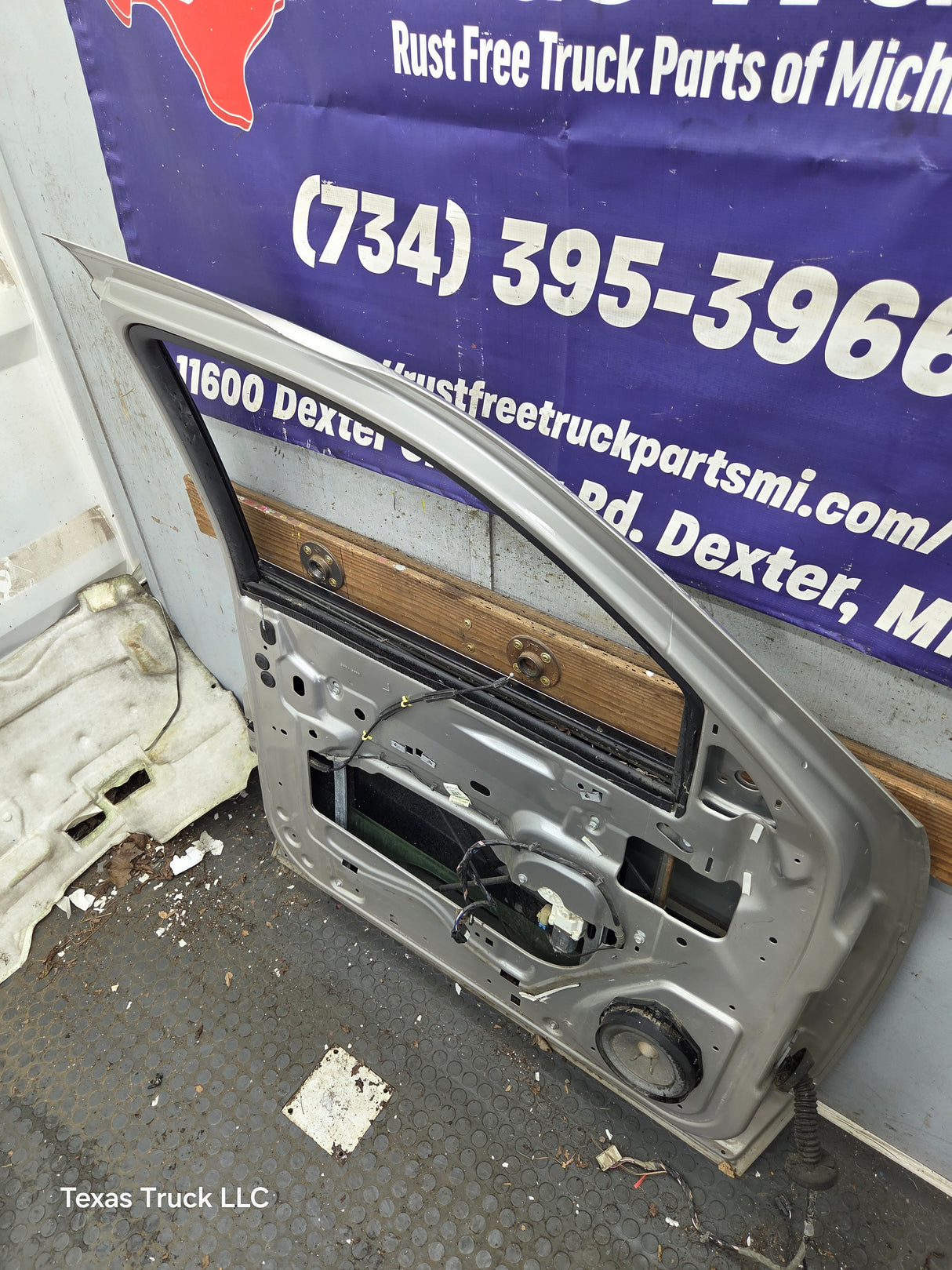 2007-2011 Cadillac Escalade LH Front Driver Side Door