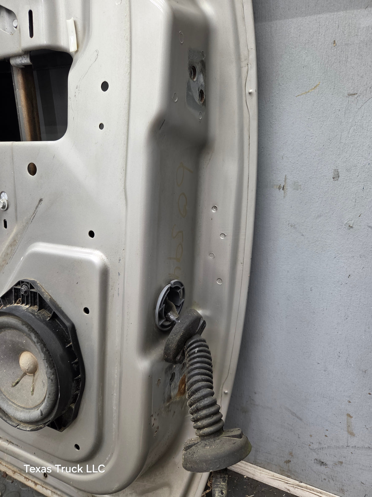 2007-2011 Cadillac Escalade LH Front Driver Side Door