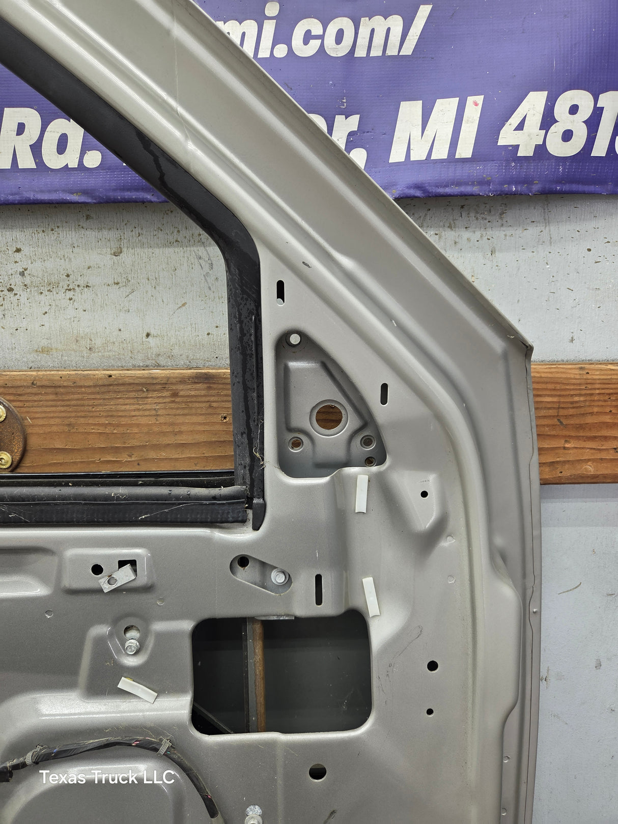 2007-2011 Cadillac Escalade LH Front Driver Side Door