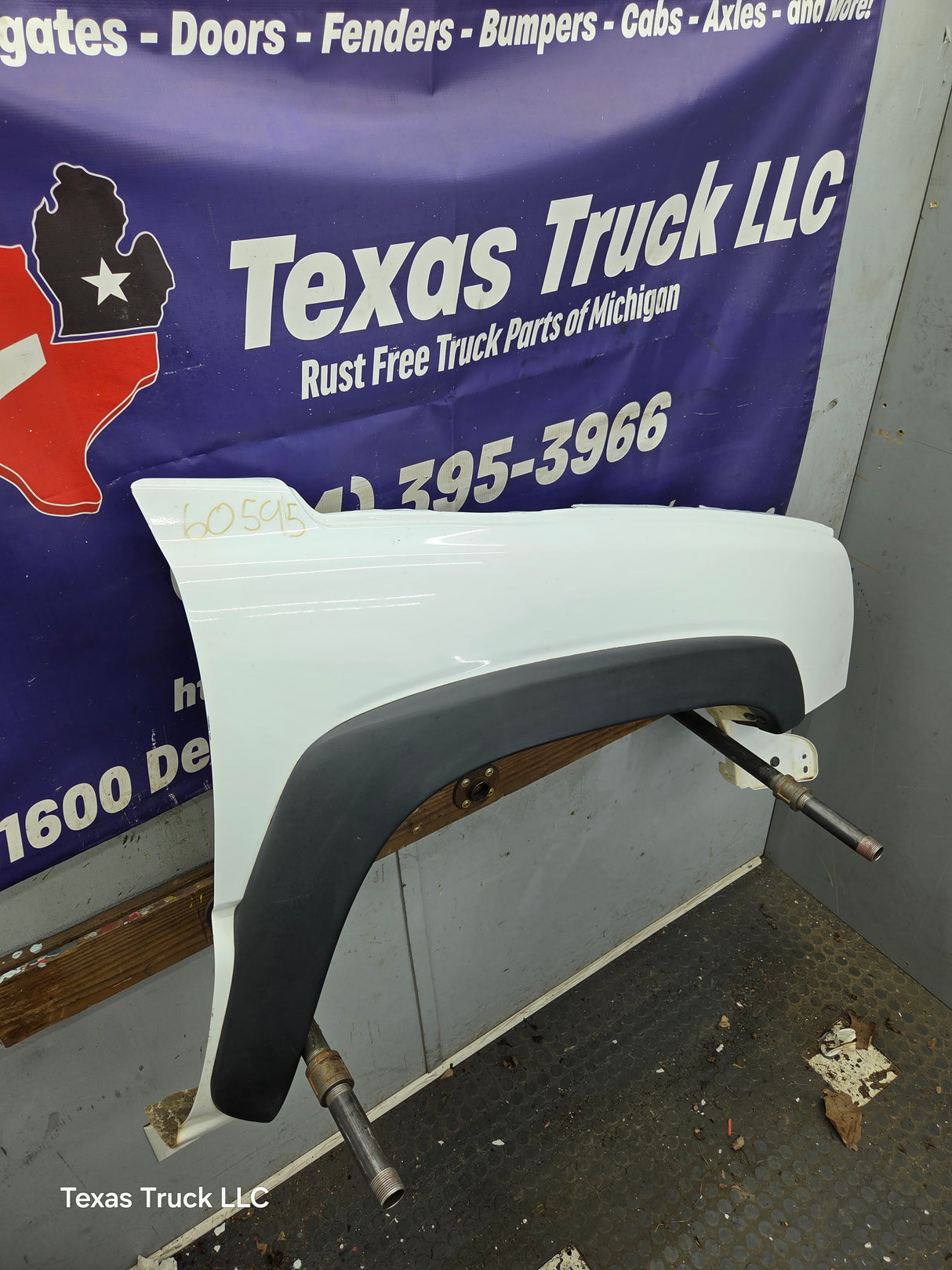 2003-2007 Chevrolet Silverado / Tahoe / Suburban 1500 2500 3500 HD RH Passenger Side "Cateye" Front Fender