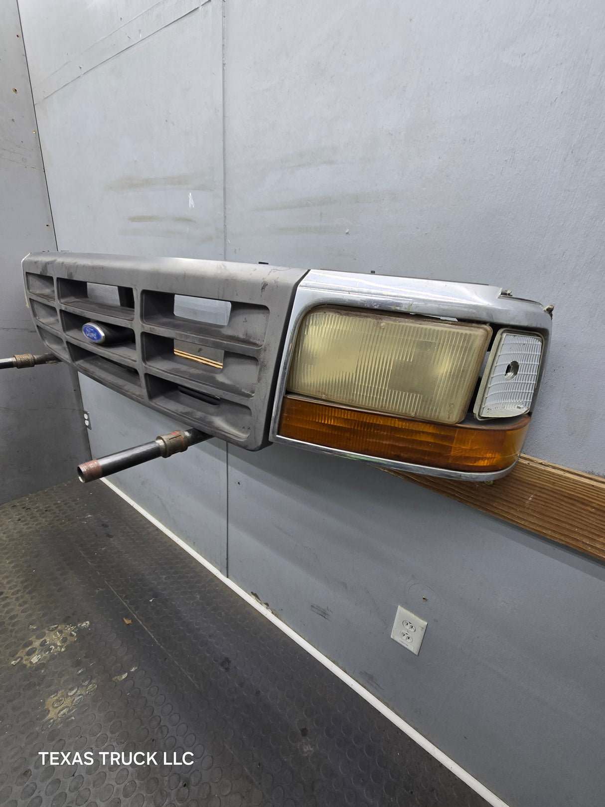 1992-1997 Ford F150 F250 F350 F450 F550 Grill With Headlights