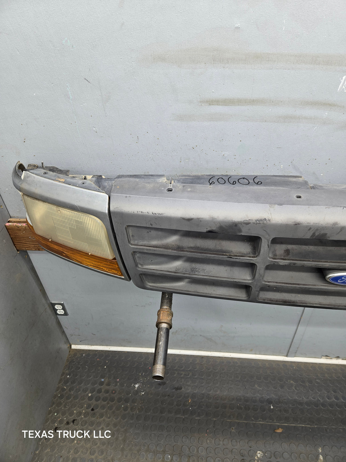 1992-1997 Ford F150 F250 F350 F450 F550 Grill With Headlights