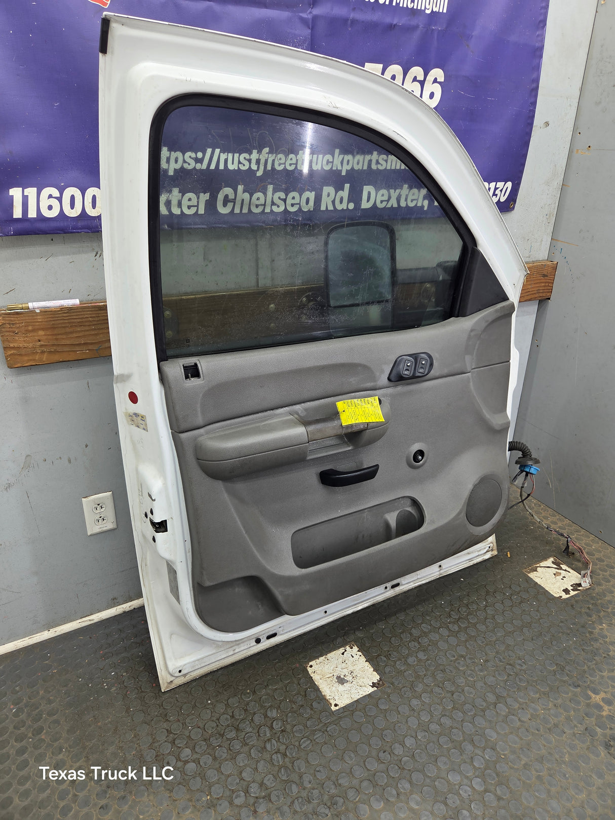 2007-2013 Chevrolet Silverado / GMC Sierra 1500 2500 3500 HD LH Front Driver Side Door