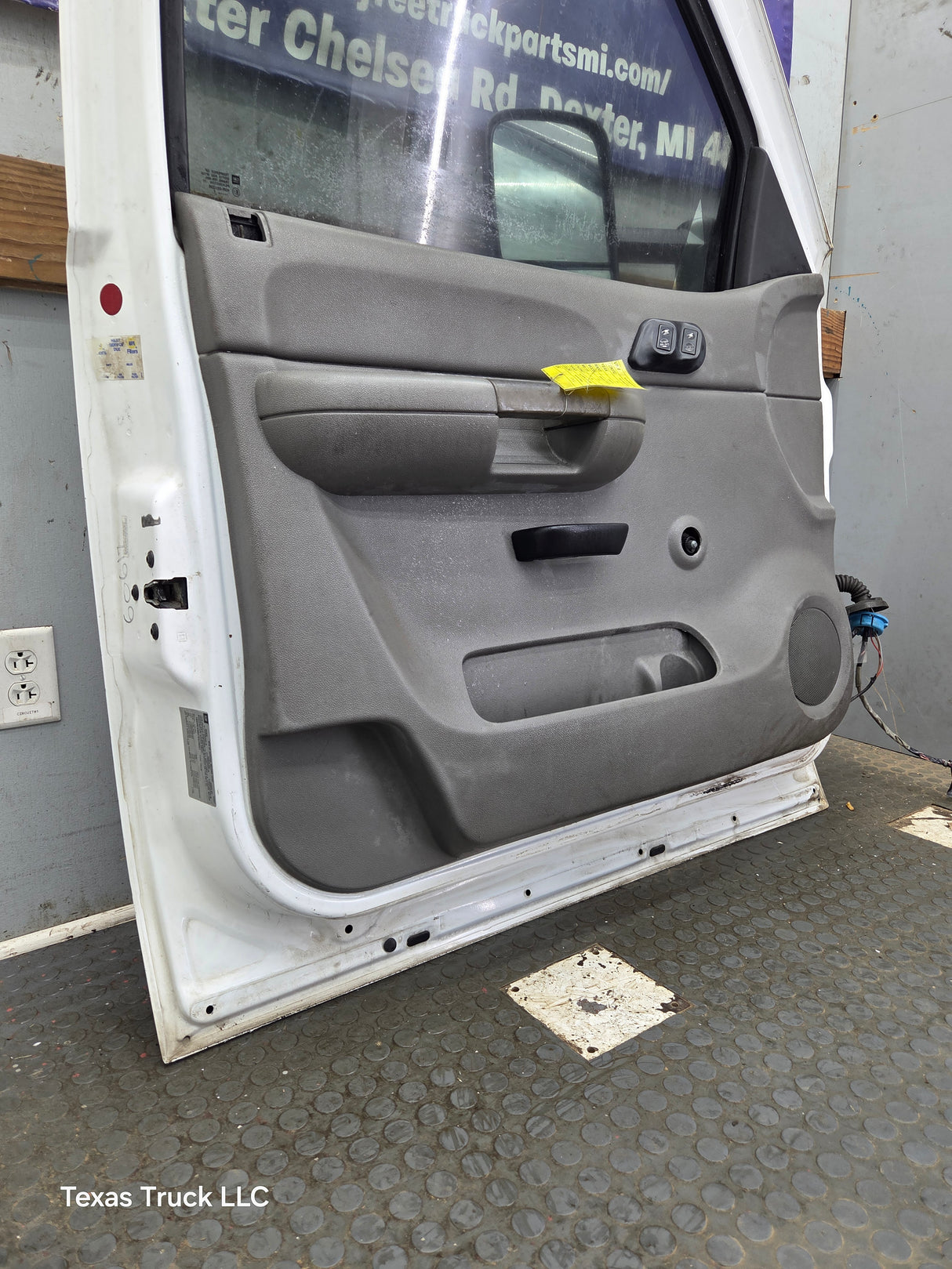 2007-2013 Chevrolet Silverado / GMC Sierra 1500 2500 3500 HD LH Front Driver Side Door