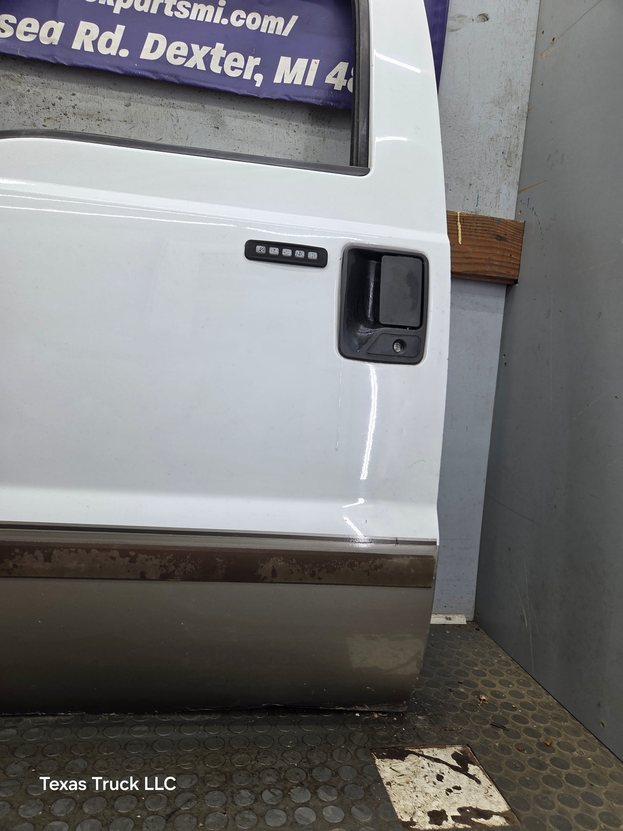 1999-2011 Ford Super Duty LH Driver Side Front Door F250 F350 F450 F550