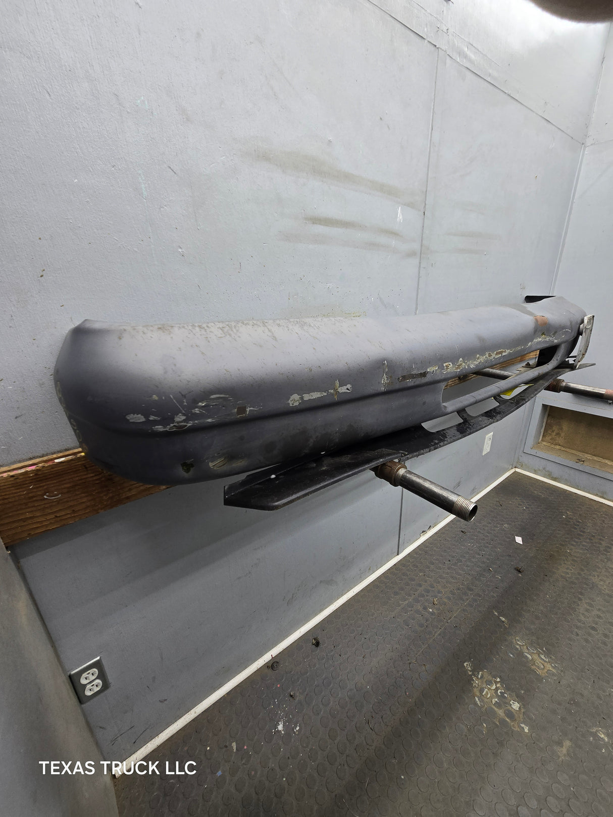 1992–2007 Ford Econoline E-150 E-250 E-350 E-450 E-550 Front Bumper