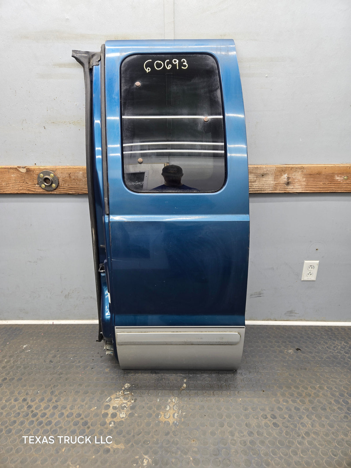 1999-2007 Ford Super Duty F250 F350 F450 F550 LH Extended Cab Driver Side Rear Door