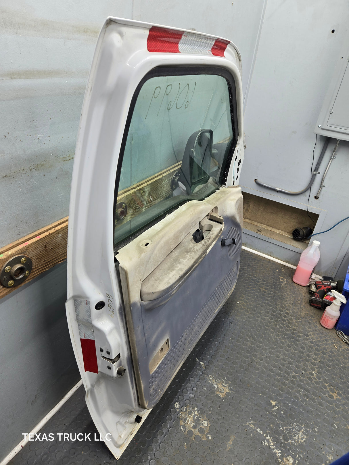 1999-2011 Ford Super Duty LH Driver Side Front Door F250 F350 F450 F550