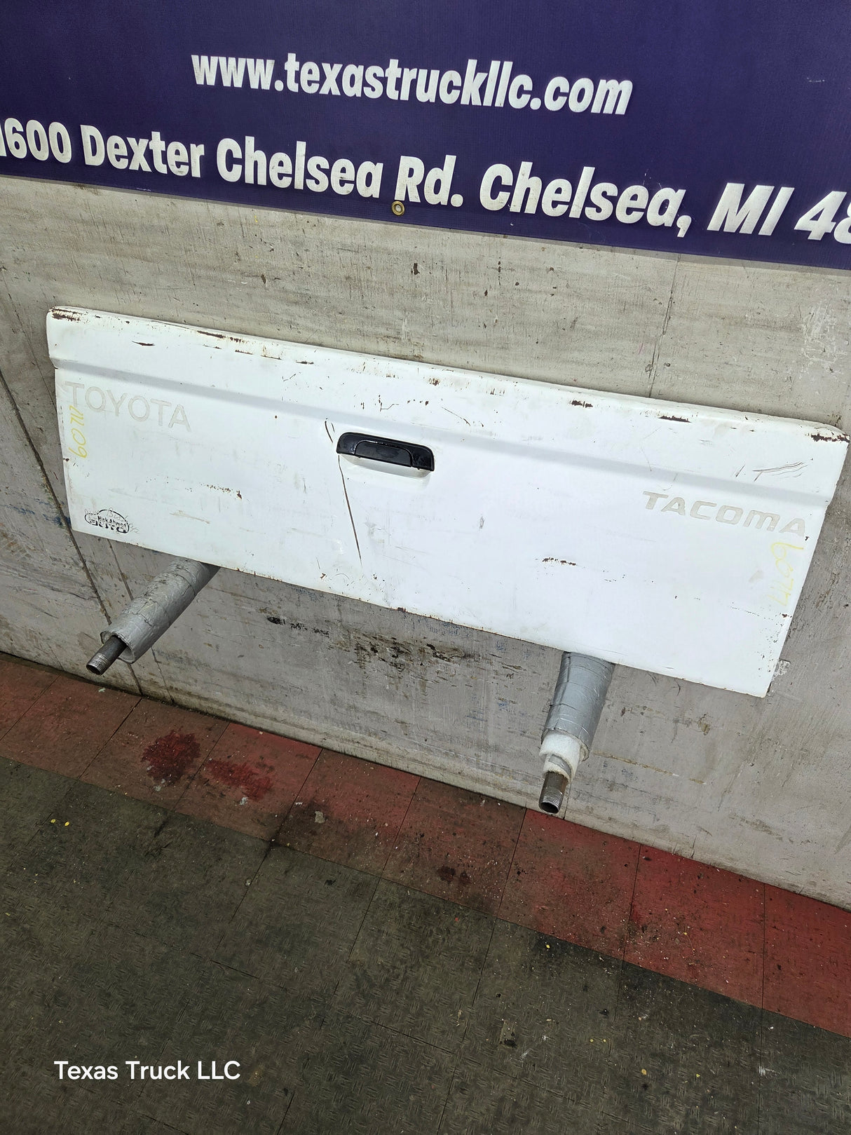 1995-2004 Toyota Tacoma Tailgate - White