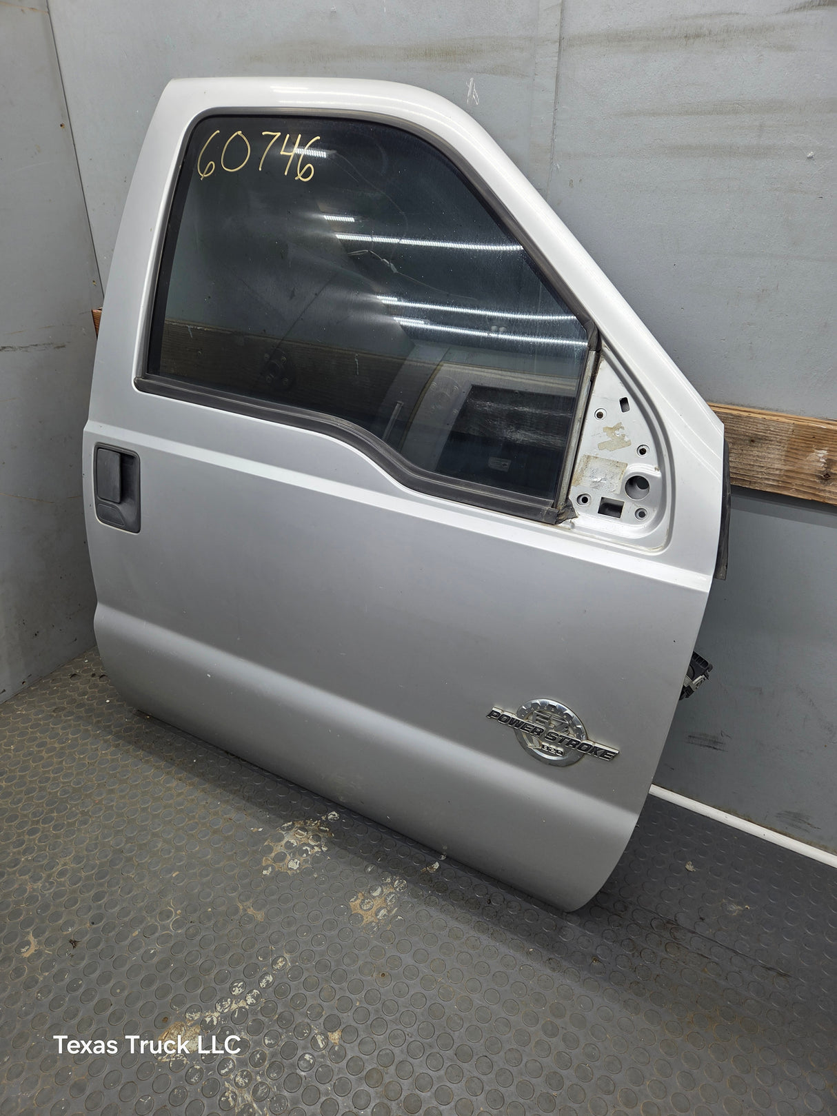 2012-2016 Ford Super Duty RH Passenger Side Front Door F250 F350 F450 F550