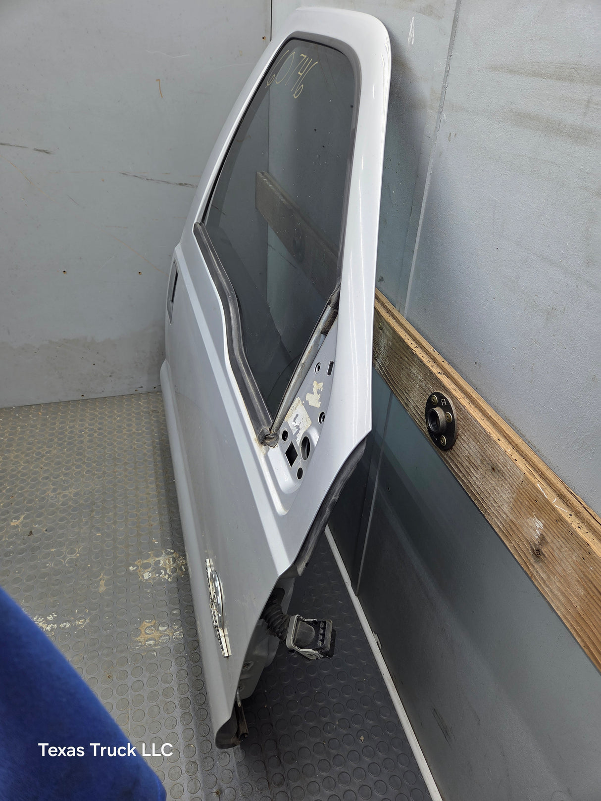 2012-2016 Ford Super Duty RH Passenger Side Front Door F250 F350 F450 F550