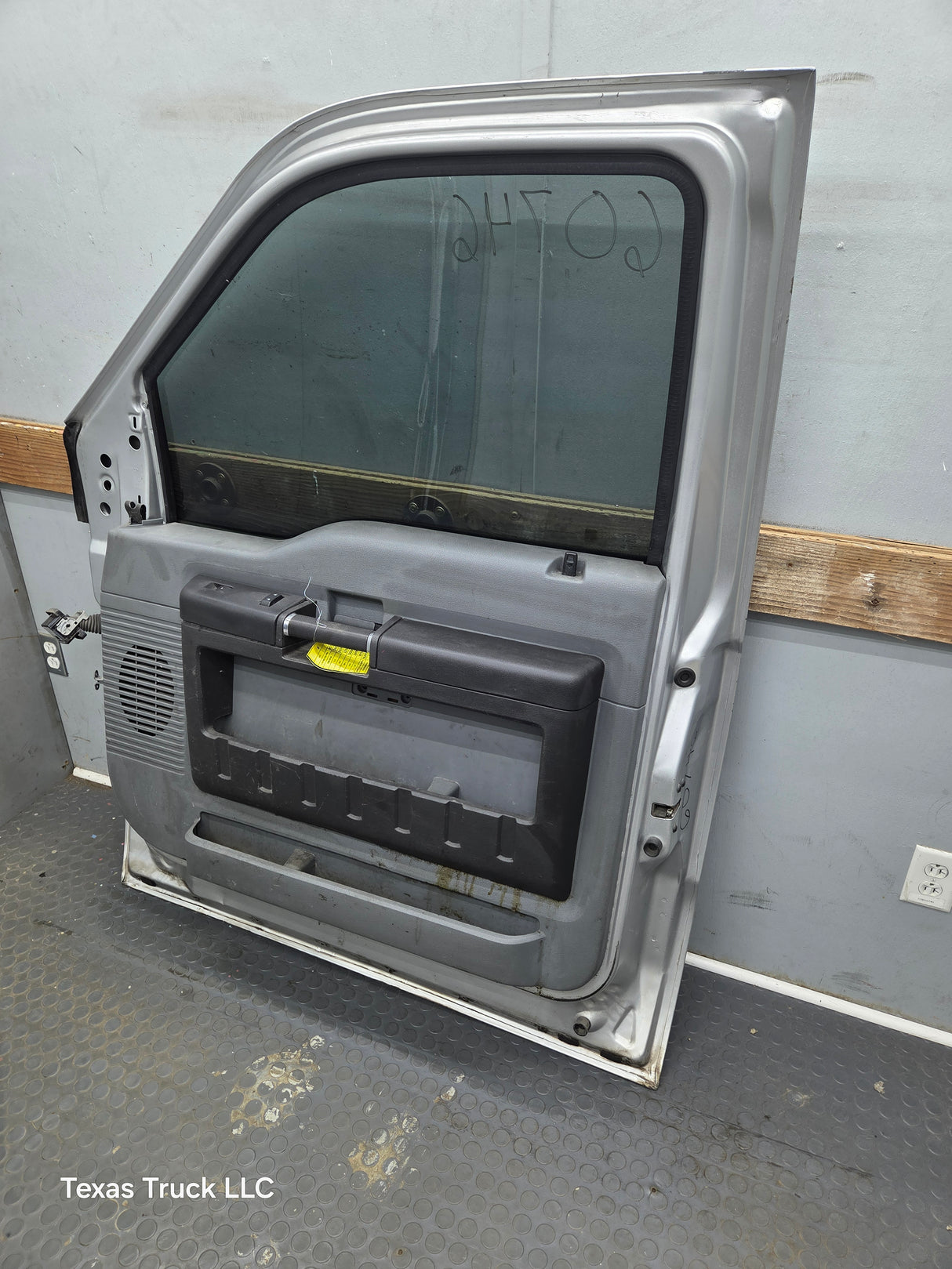 2012-2016 Ford Super Duty RH Passenger Side Front Door F250 F350 F450 F550