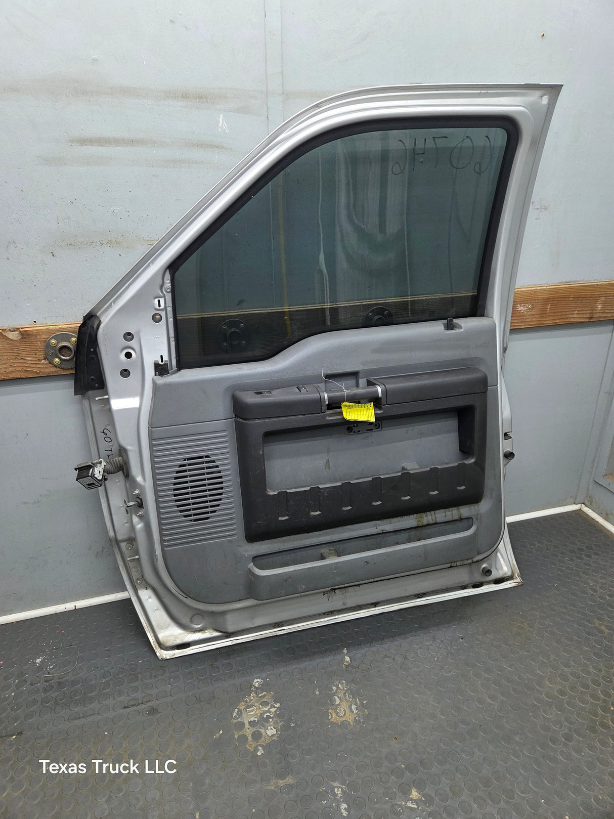 2012-2016 Ford Super Duty RH Passenger Side Front Door F250 F350 F450 F550