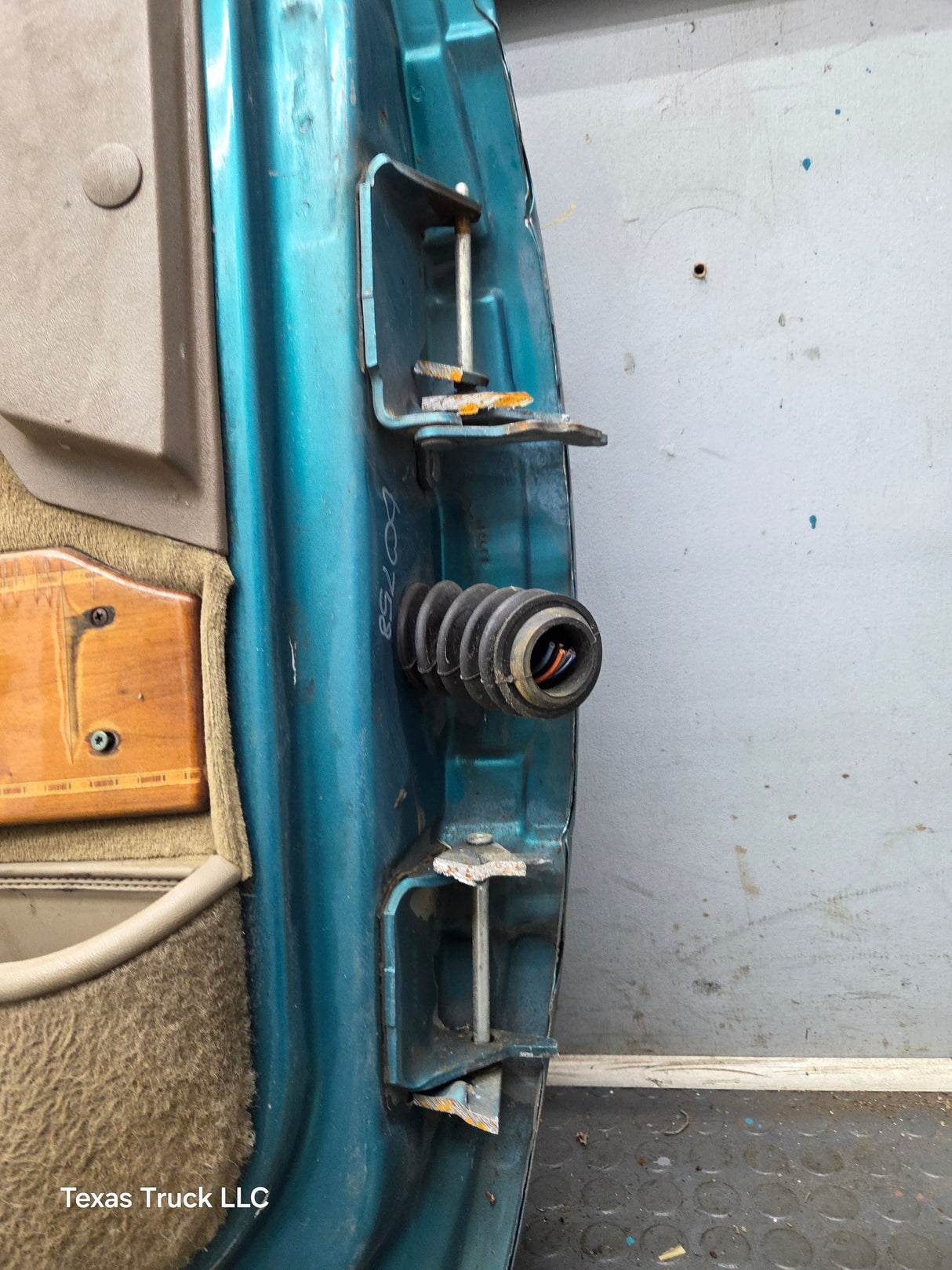 1988-2000 Chevrolet Silverado Suburban GMC Sierra LH Front Driver Side Door