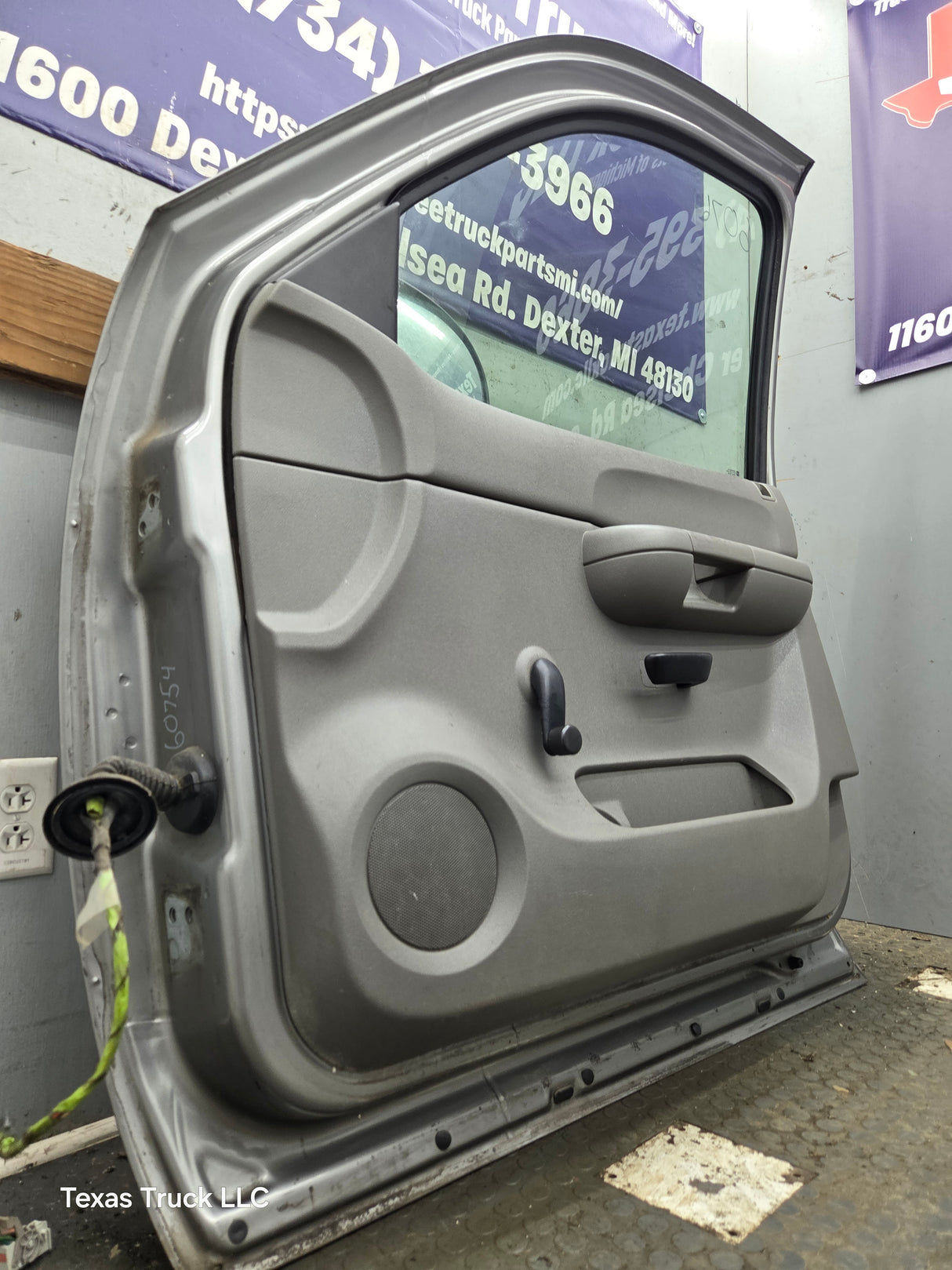 2007-2013 Chevrolet Silverado / GMC Sierra 1500 2500 3500 HD RH Front Passenger Side Door