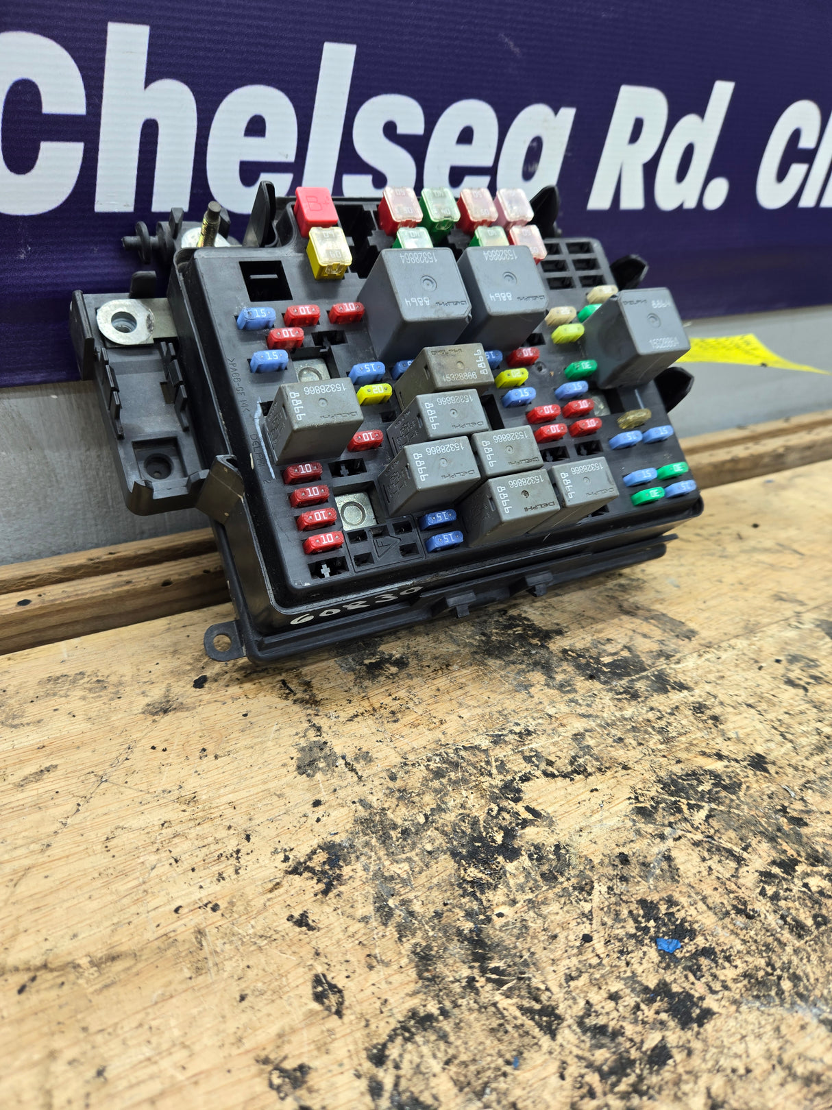 2003-2005 Chevrolet Silverado / GMC Sierra 1500 250 3500 Engine Bay Fuse Box