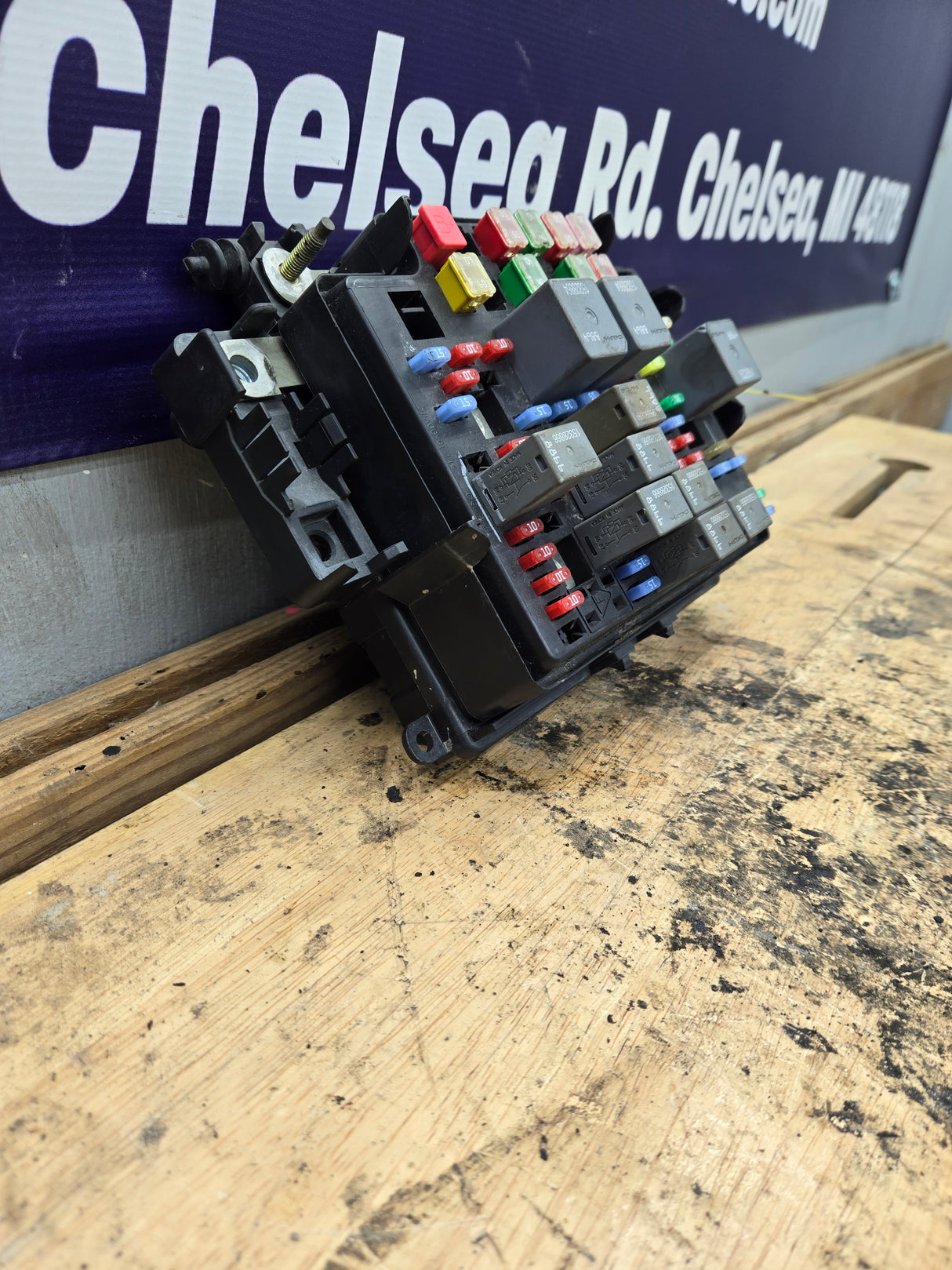 2003-2005 Chevrolet Silverado / GMC Sierra 1500 250 3500 Engine Bay Fuse Box