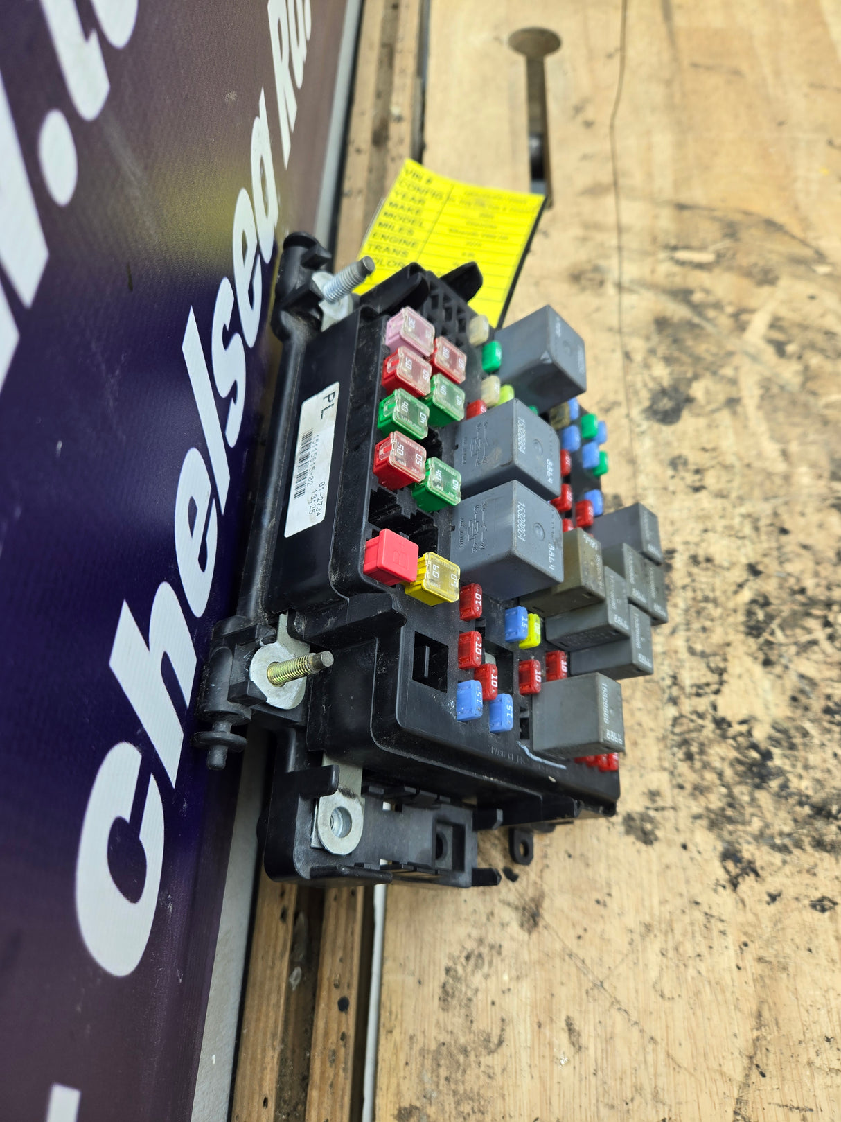 2003-2005 Chevrolet Silverado / GMC Sierra 1500 250 3500 Engine Bay Fuse Box