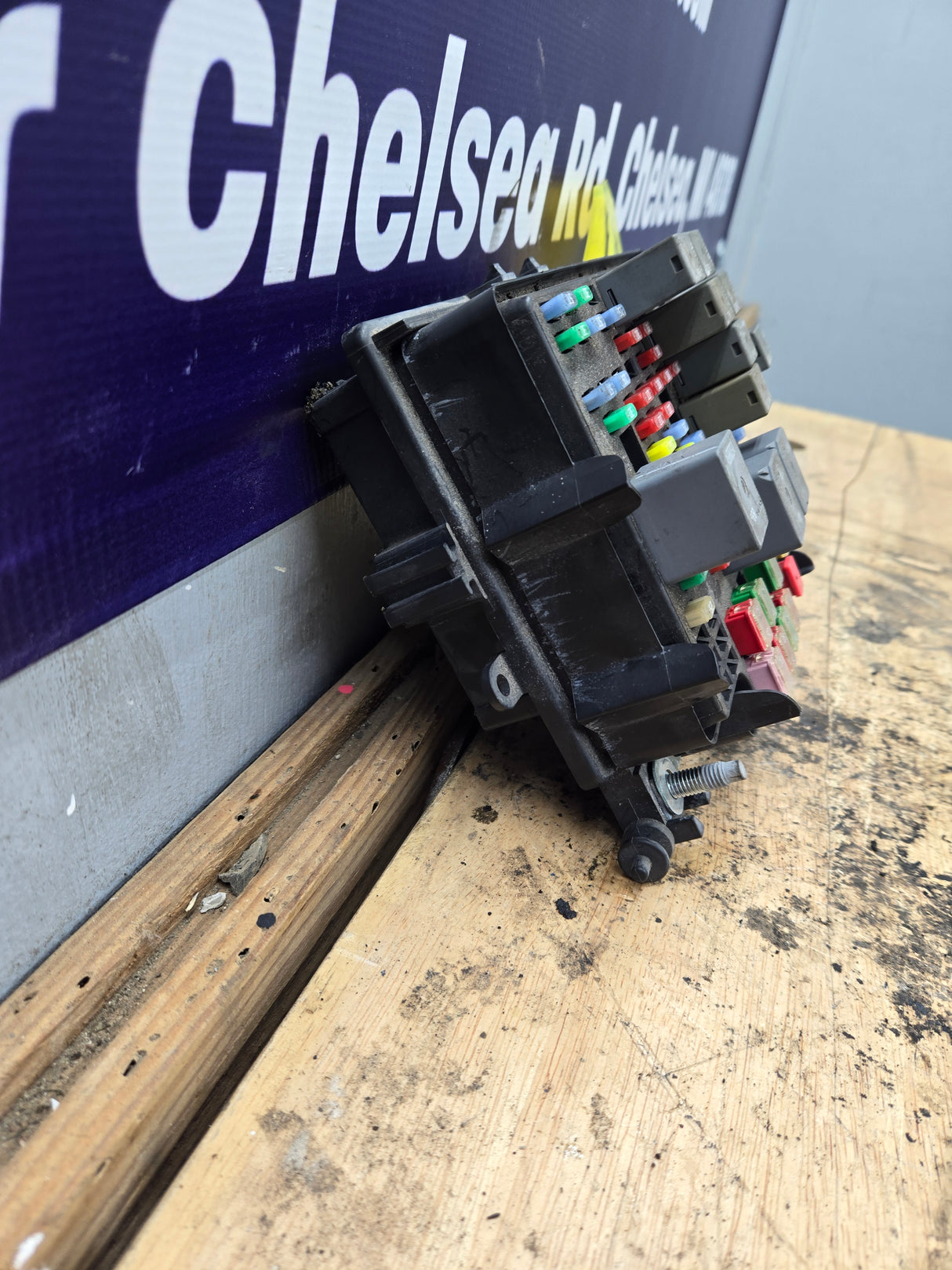 2003-2005 Chevrolet Silverado / GMC Sierra 1500 250 3500 Engine Bay Fuse Box