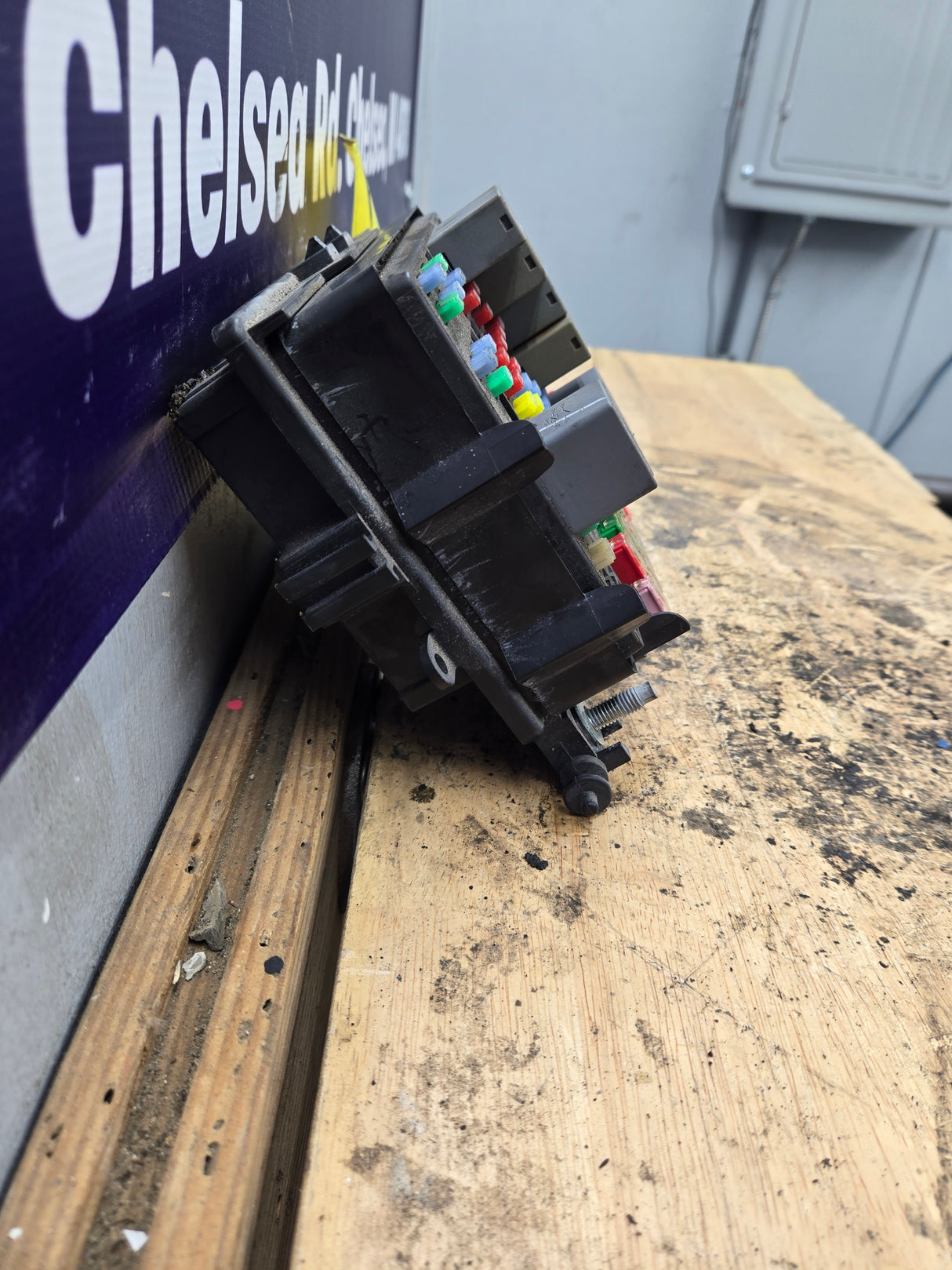 2003-2005 Chevrolet Silverado / GMC Sierra 1500 250 3500 Engine Bay Fuse Box