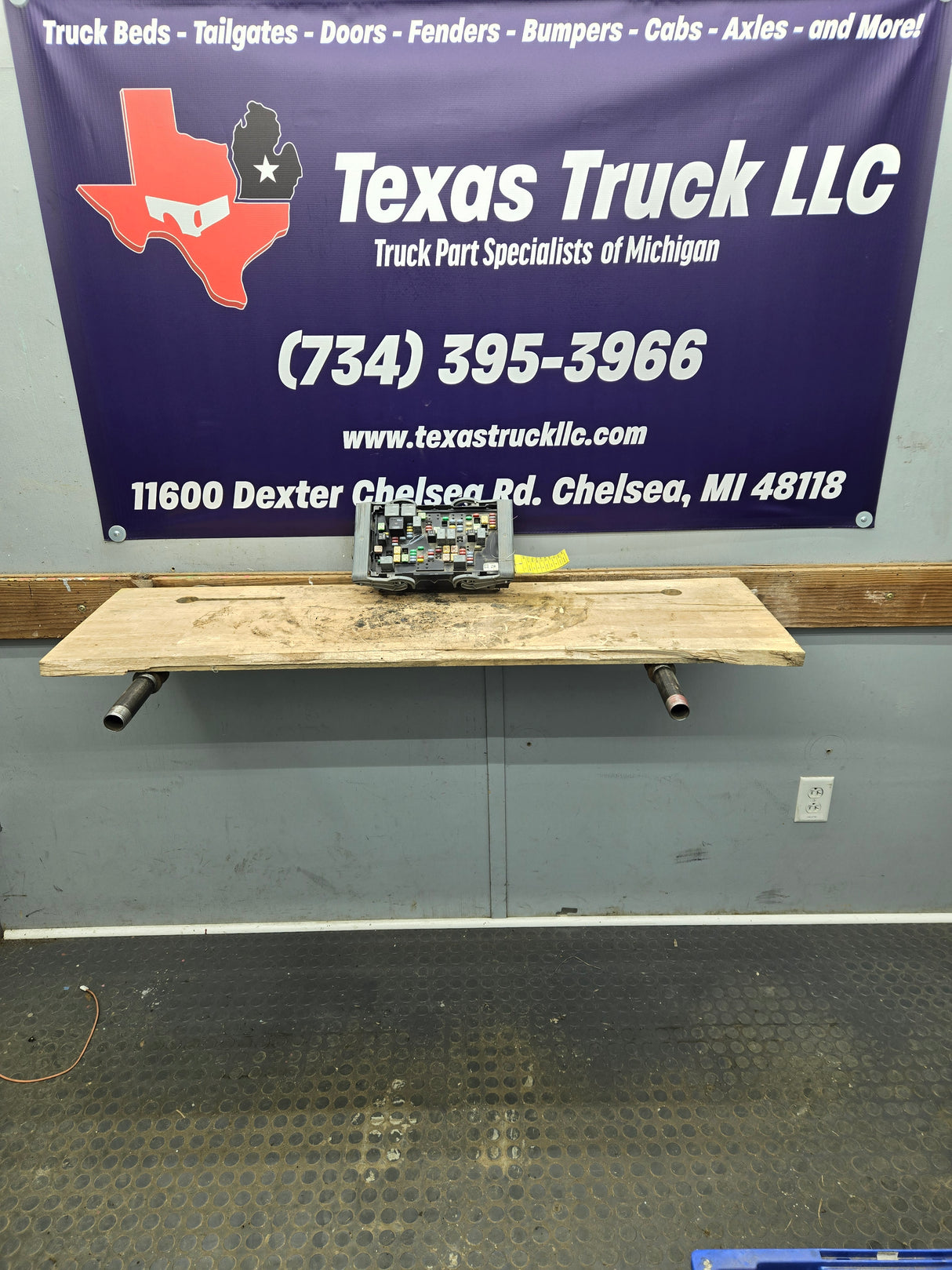 2007-2009 Chevrolet Silverado / GMC Sierra 1500 2500 3500 Engine Bay Fuse Box