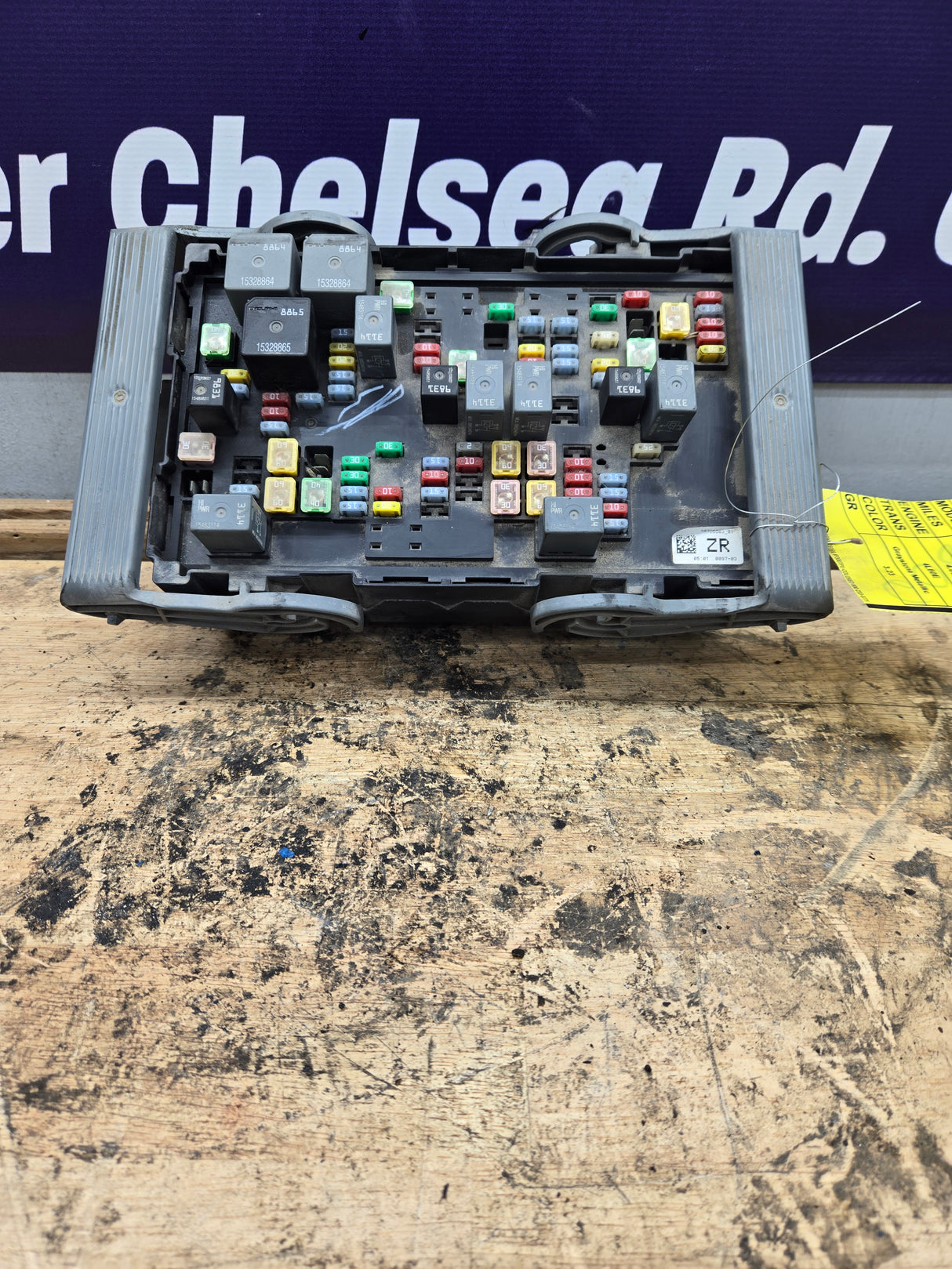 2007-2009 Chevrolet Silverado / GMC Sierra 1500 2500 3500 Engine Bay Fuse Box