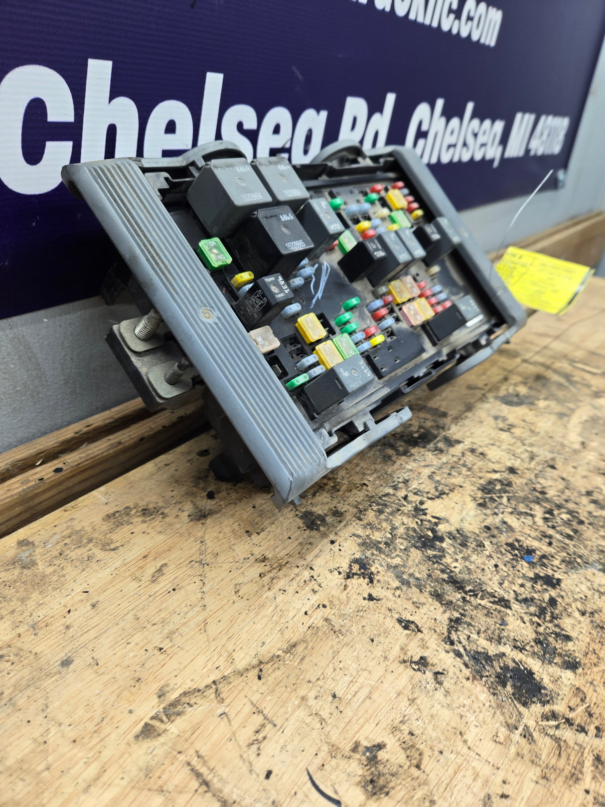 2007-2009 Chevrolet Silverado / GMC Sierra 1500 2500 3500 Engine Bay Fuse Box