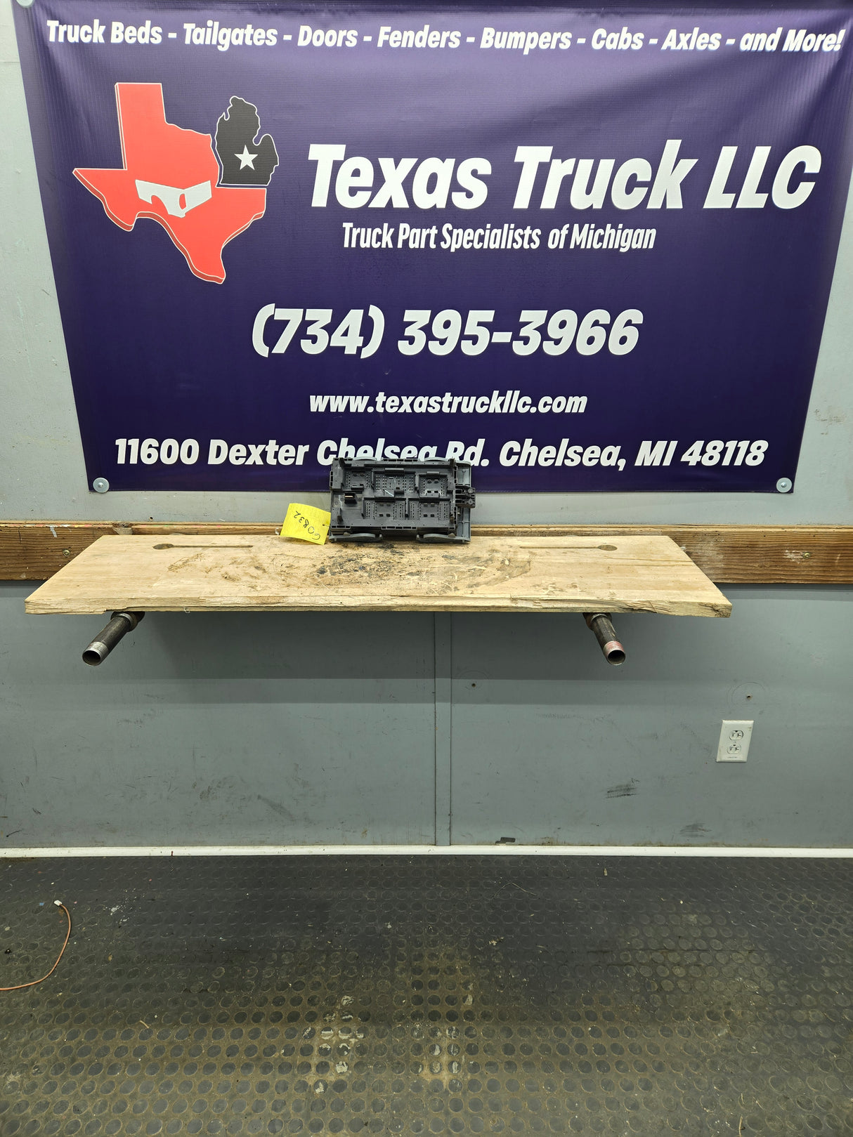 2007-2009 Chevrolet Silverado / GMC Sierra 1500 2500 3500 Engine Bay Fuse Box