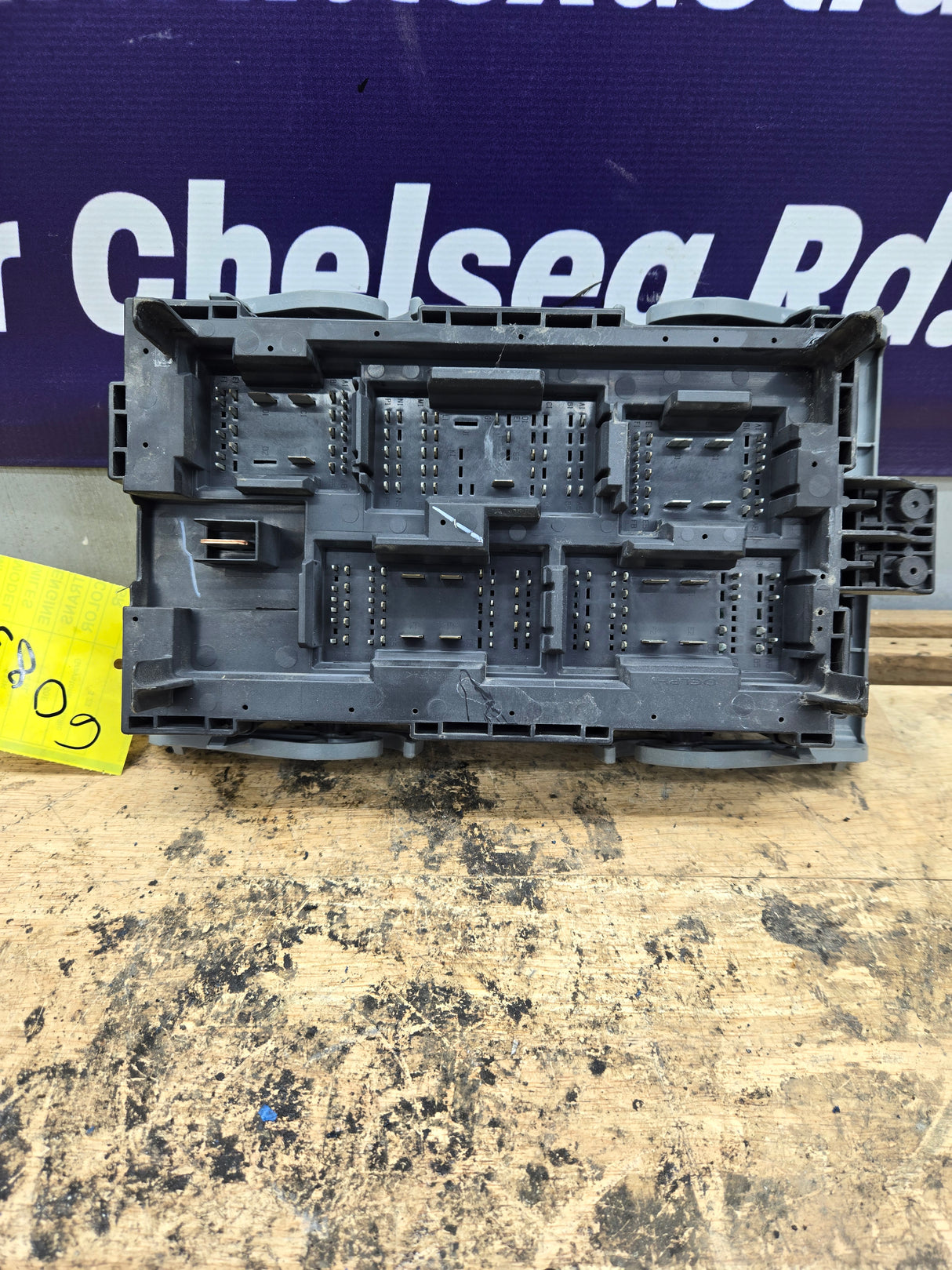 2007-2009 Chevrolet Silverado / GMC Sierra 1500 2500 3500 Engine Bay Fuse Box