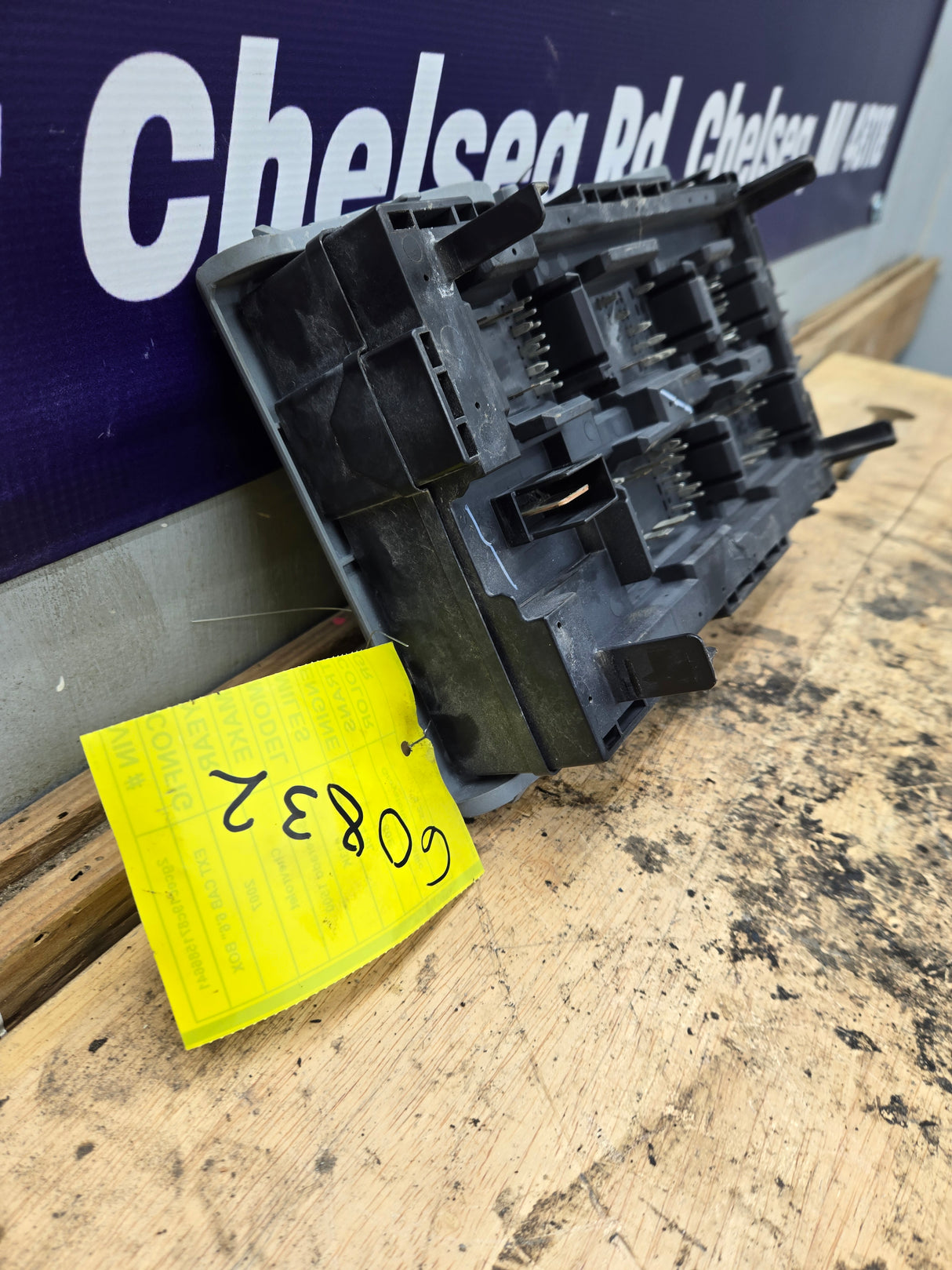 2007-2009 Chevrolet Silverado / GMC Sierra 1500 2500 3500 Engine Bay Fuse Box