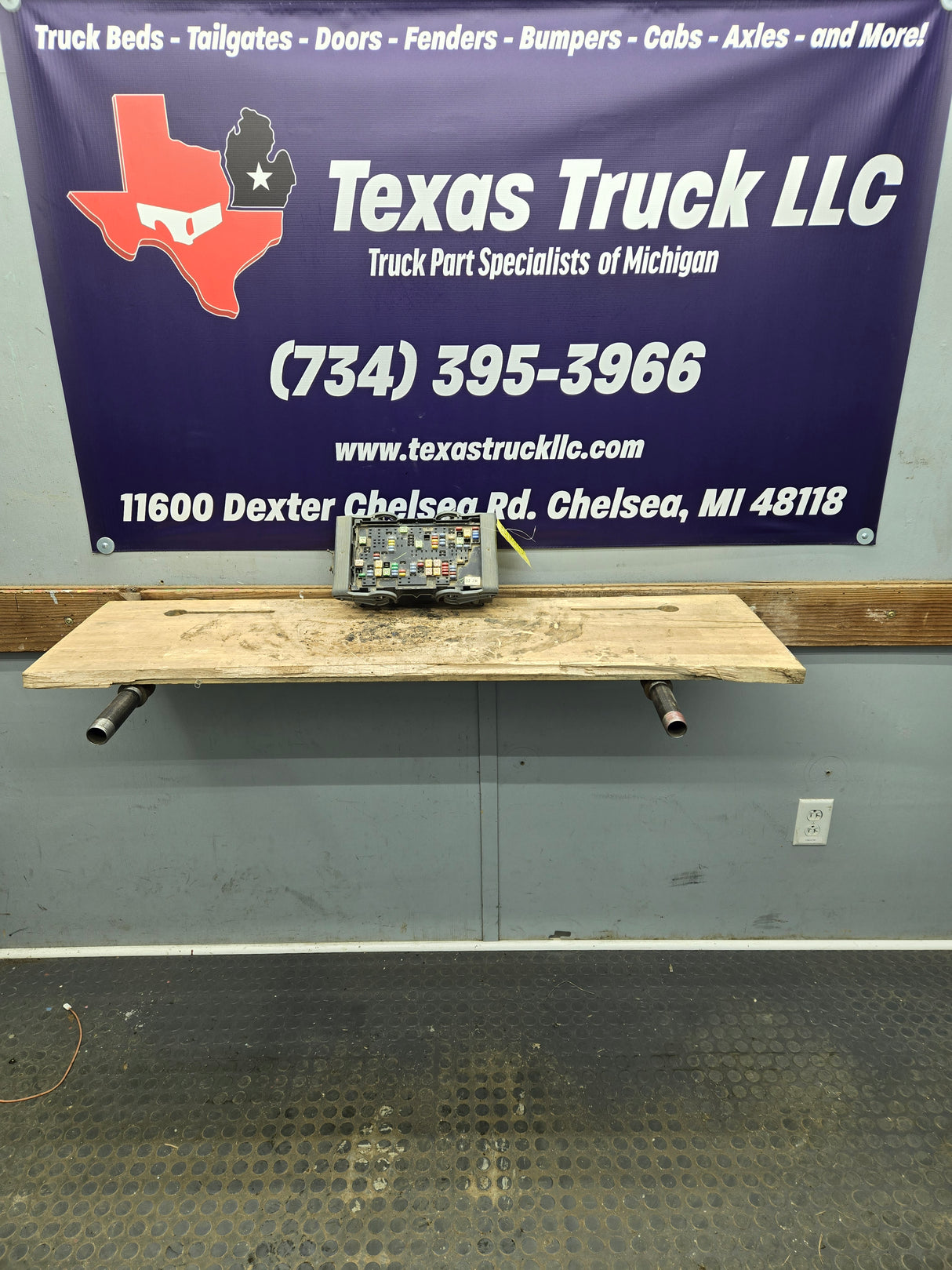 2007-2009 Chevrolet Silverado / GMC Sierra 1500 2500 3500 Engine Bay Fuse Box