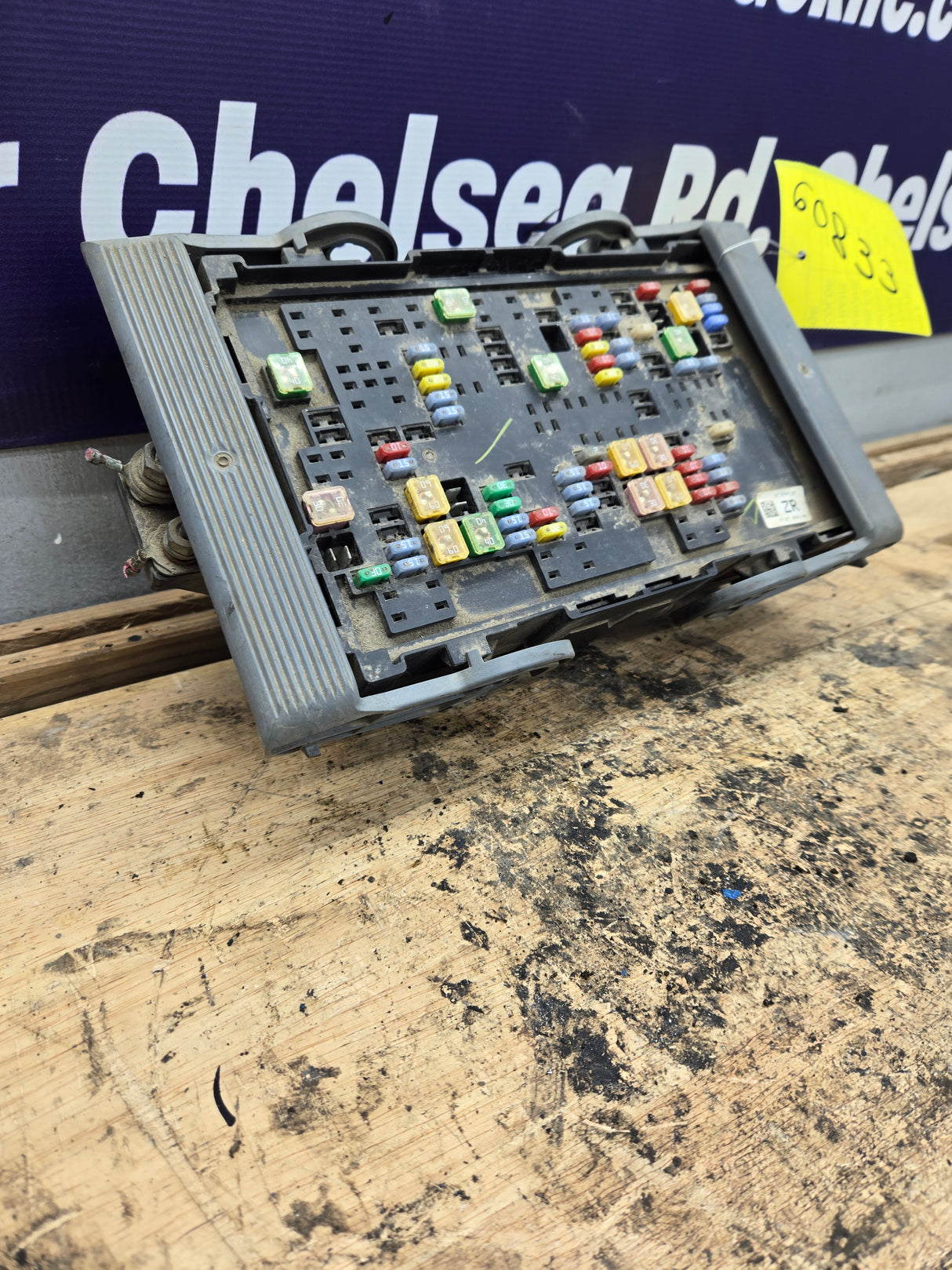 2007-2009 Chevrolet Silverado / GMC Sierra 1500 2500 3500 Engine Bay Fuse Box
