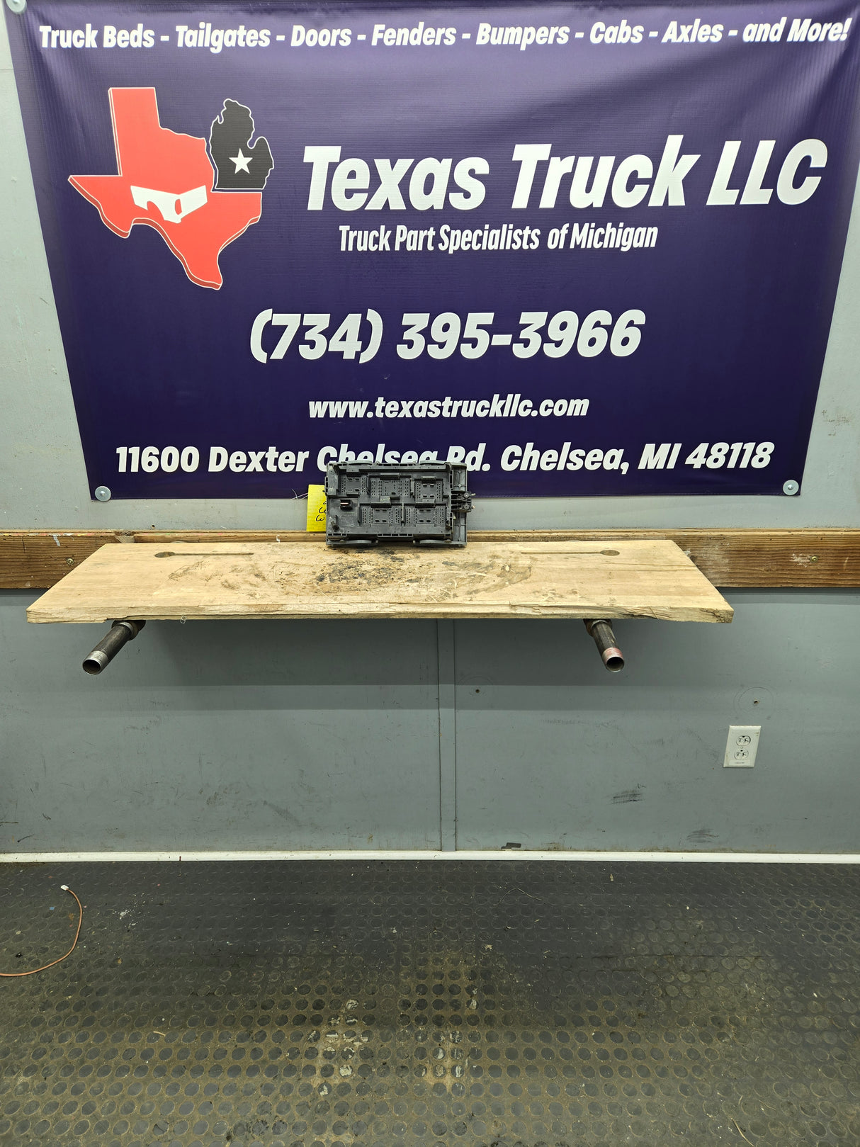 2007-2009 Chevrolet Silverado / GMC Sierra 1500 2500 3500 Engine Bay Fuse Box