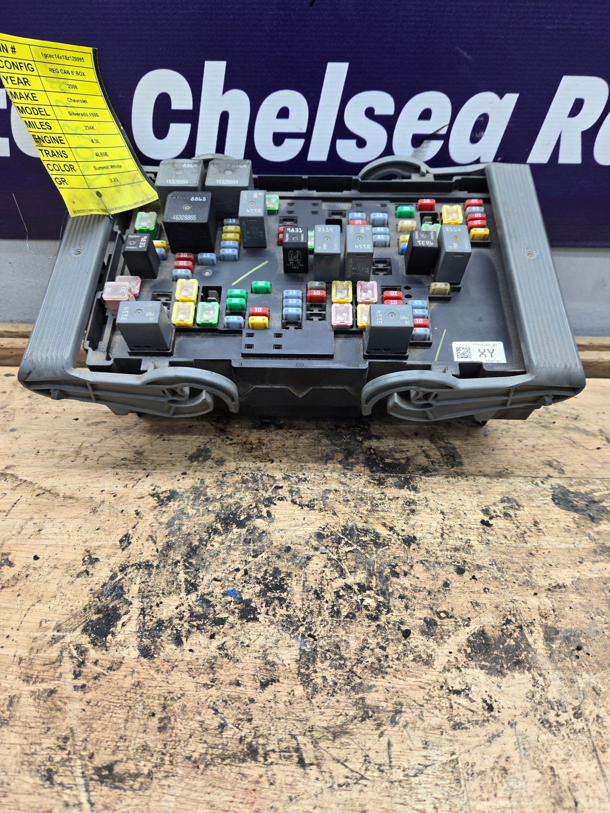2007-2009 Chevrolet Silverado / GMC Sierra 1500 2500 3500 Engine Bay Fuse Box
