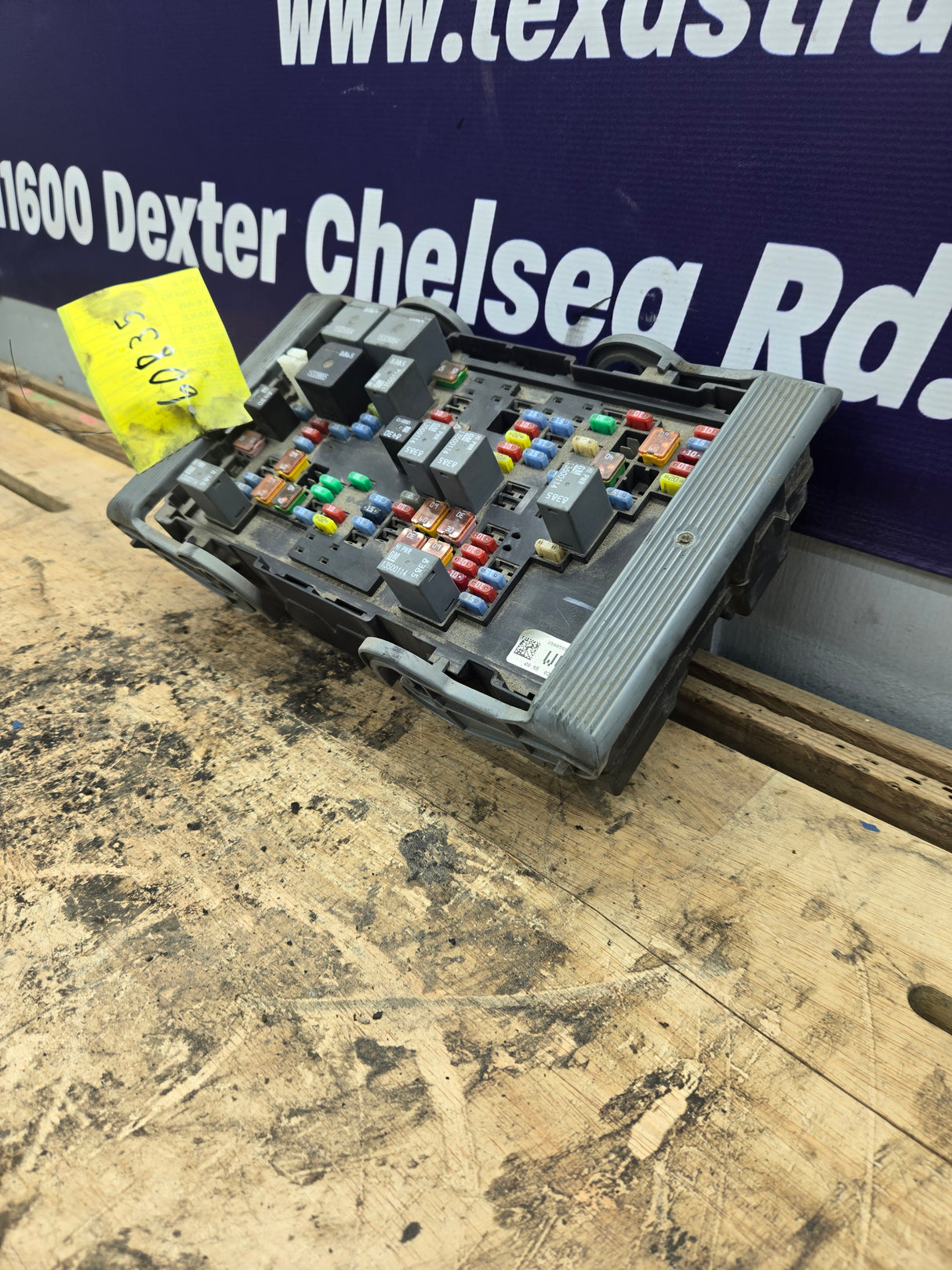 2007-2009 Chevrolet Silverado / GMC Sierra 1500 2500 3500 Engine Bay Fuse Box