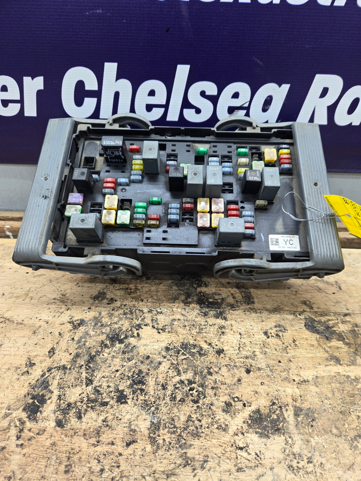 2007-2009 Chevrolet Silverado / GMC Sierra 2500 3500 Duramax Engine Bay Fuse Box - 15910898